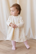 Robe en coton extensible rose crème romantique à imprimé cœurs avec silhouette douce et détails à volants pour fillettes à porter lors d'occasions habillées et spéciales