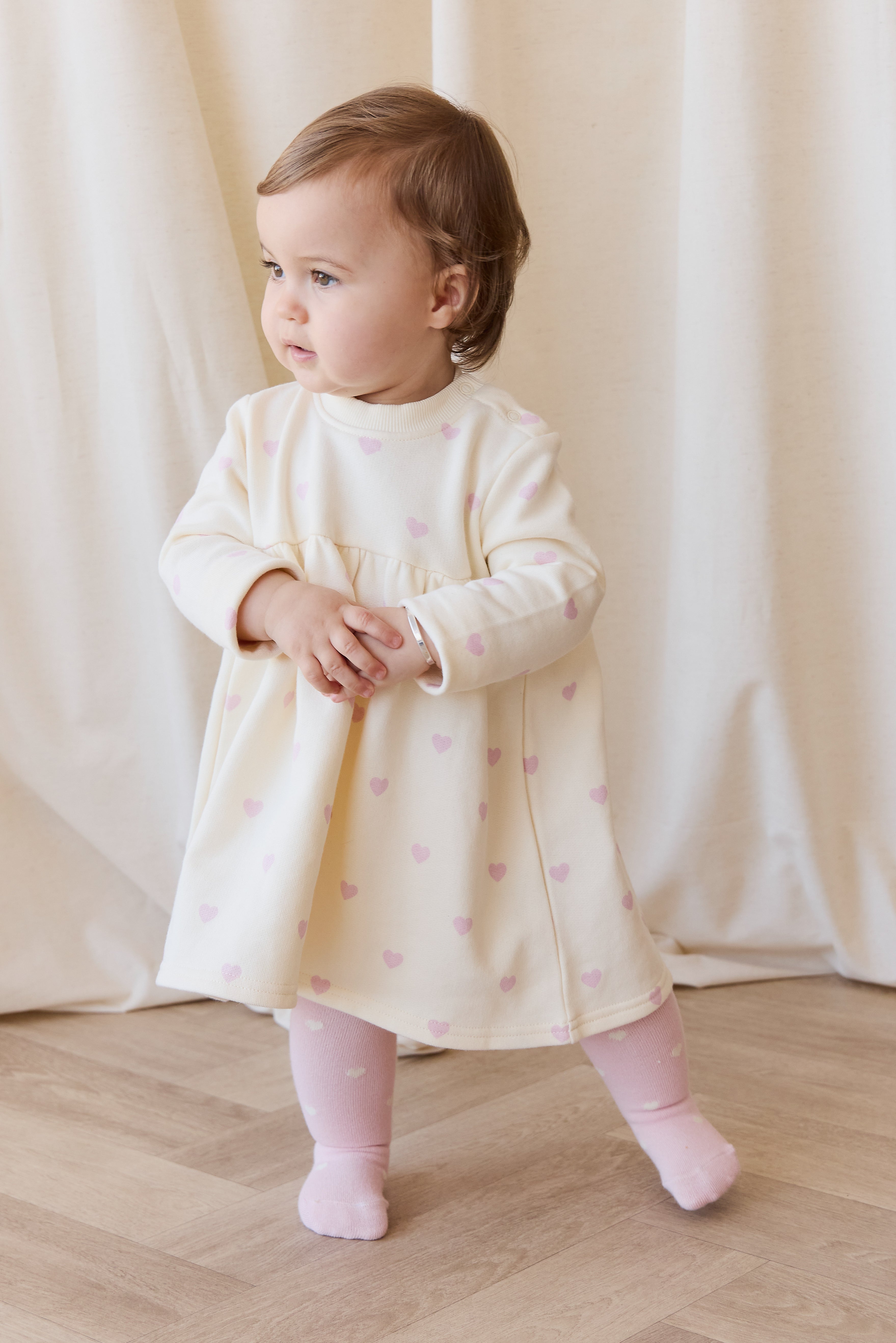 Robe en coton extensible rose crème romantique à imprimé cœurs avec silhouette douce et détails à volants pour fillettes à porter lors d'occasions habillées et spéciales
