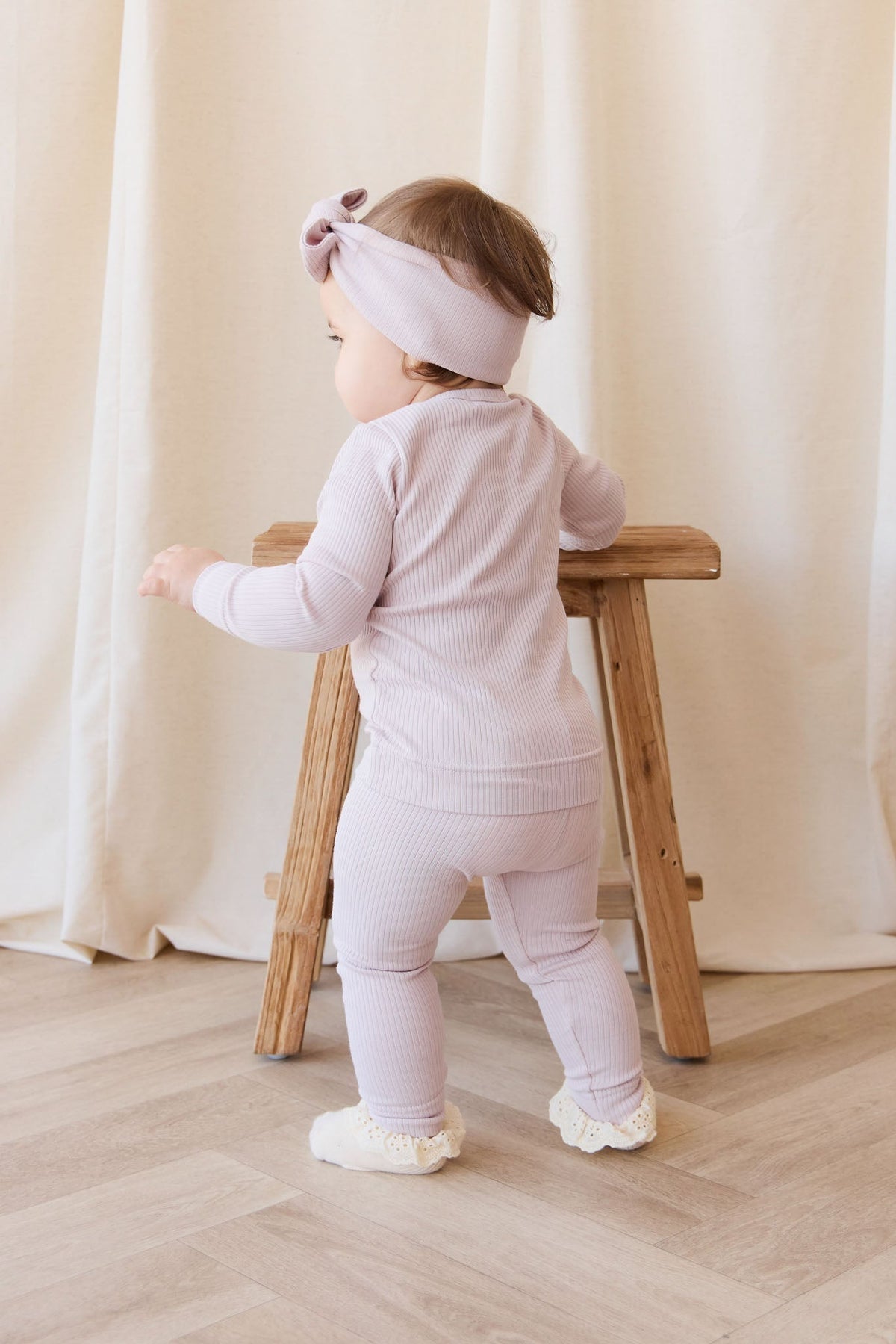 Cardigan enfant en modal et coton uni, teinte violette douce, légèrement extensible et confortable, pour porter au quotidien.