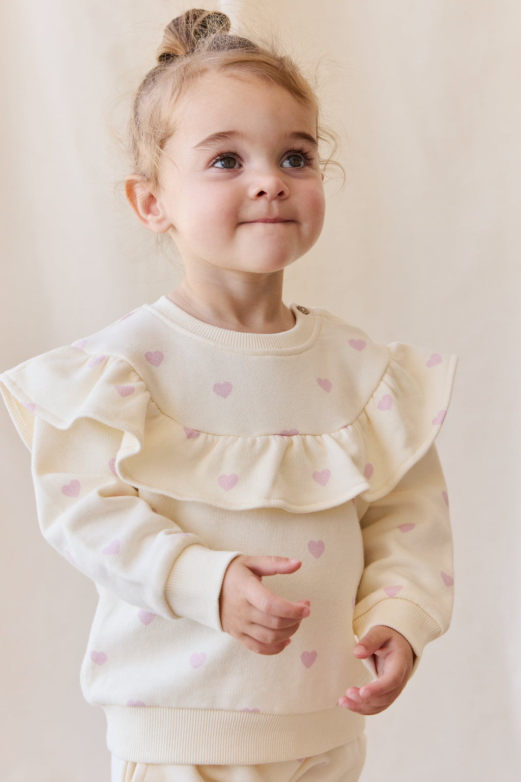 Sweatshirt en coton stretch imprimé cœurs rose crème romantique avec coupe douce et décontractée pour filles, idéal pour un usage quotidien décontracté