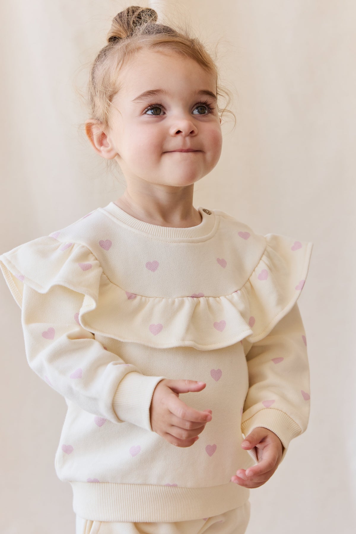 Sweatshirt en coton stretch imprimé cœurs rose crème romantique avec coupe douce et décontractée pour filles, idéal pour un usage quotidien décontracté