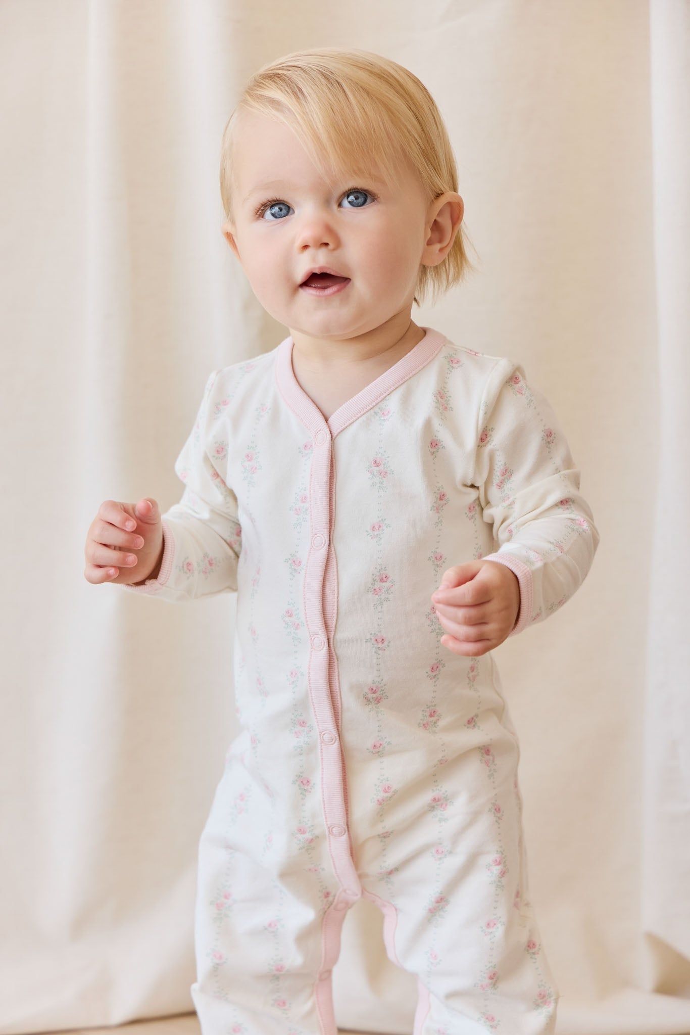 Grenouillère Pyjama une pièce en Coton Extensible Imprimé Roses Blanches et Roses avec Bordure Rose et Tissu Doux Extensible pour Bébés et Tout-petits
