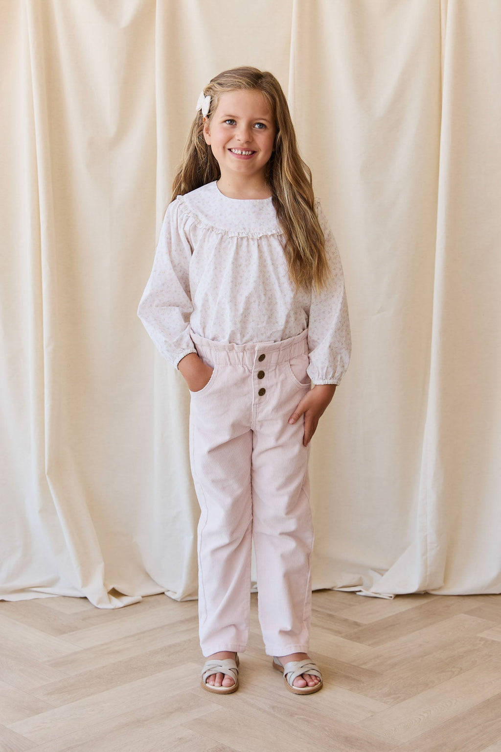 Chemisier romantique en coton biologique à imprimé floral blanc, rose et violet, avec un tissu léger et respirant pour un style décontracté pour filles