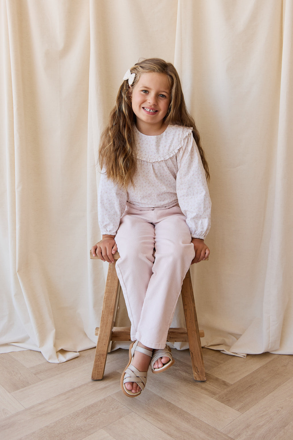 Chemisier romantique en coton biologique à imprimé floral blanc, rose et violet, avec un tissu léger et respirant pour un style décontracté pour filles