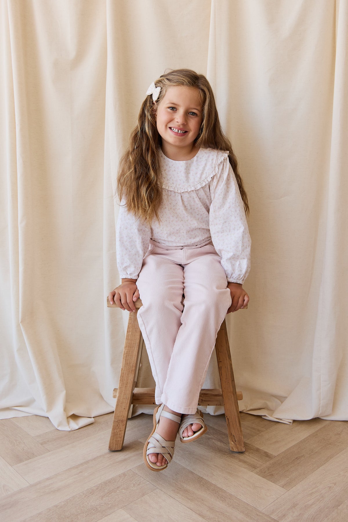 Chemisier romantique en coton biologique à imprimé floral blanc, rose et violet, avec un tissu léger et respirant pour un style décontracté pour filles
