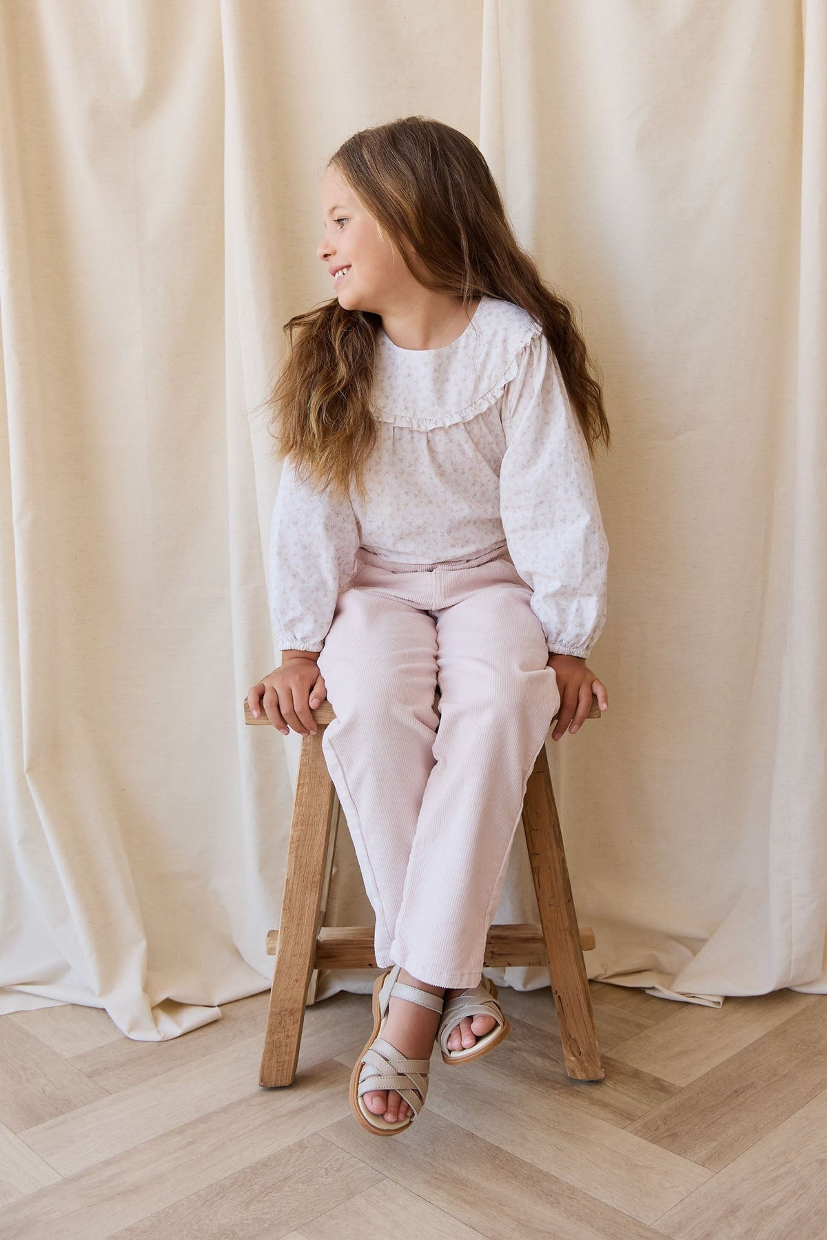 Chemisier romantique en coton biologique à imprimé floral blanc, rose et violet, avec un tissu léger et respirant pour un style décontracté pour filles