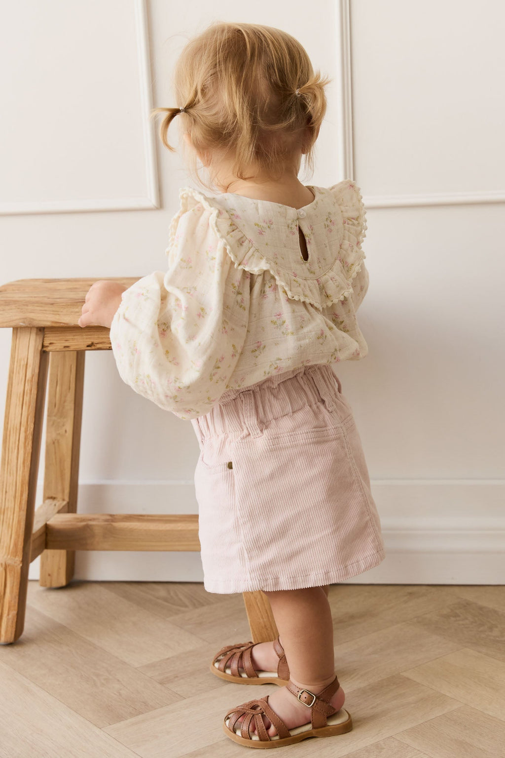 Barboteuse bébé en mousseline de coton bio à imprimé floral bohème crème, rose et vert, avec corsage froncé et ouvertures de jambes élastiquées pour temps chaud