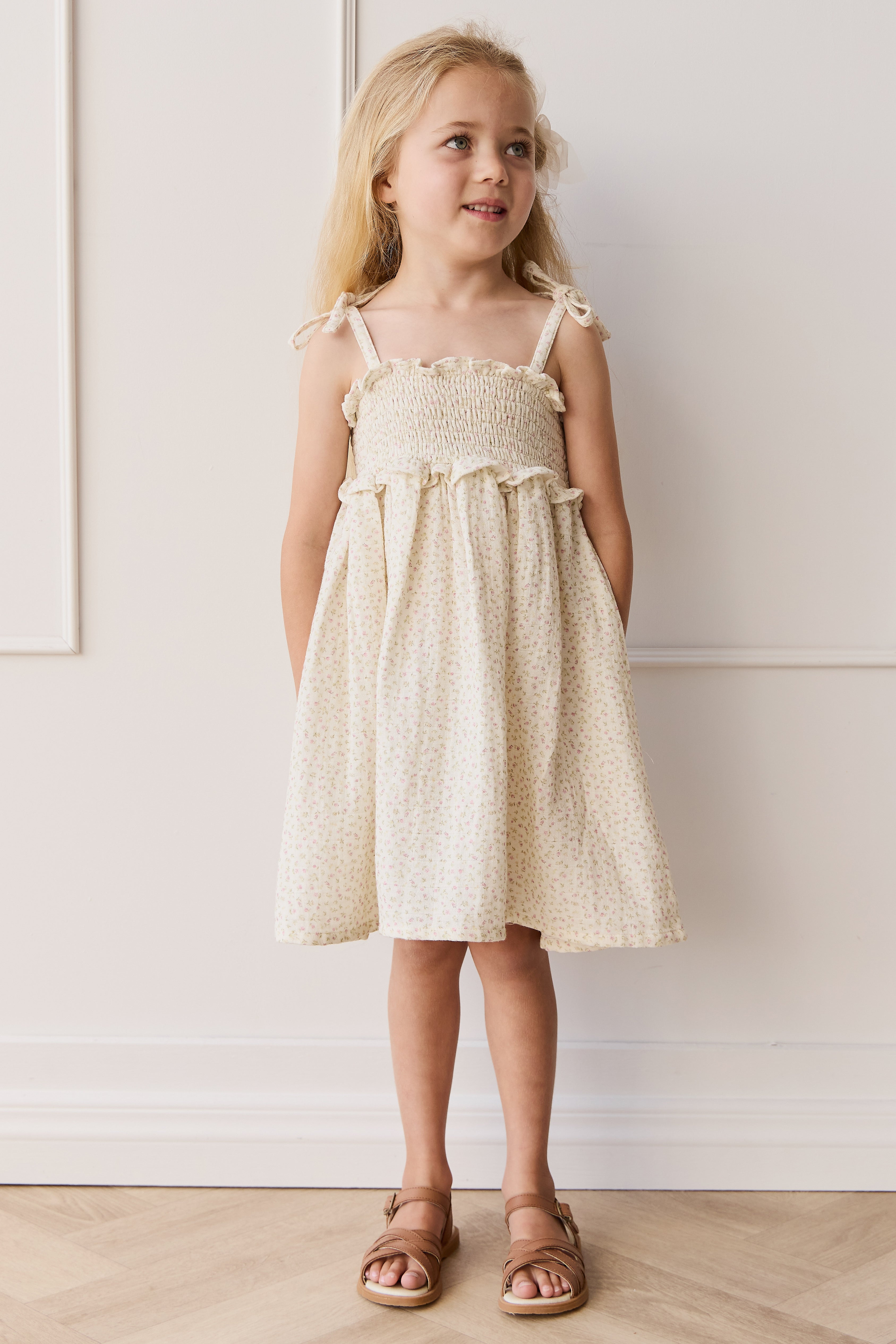 Robe  en mousseline de coton biologique imprimé floral rose romantique, tissu léger et respirant pour les occasions spéciales des filles