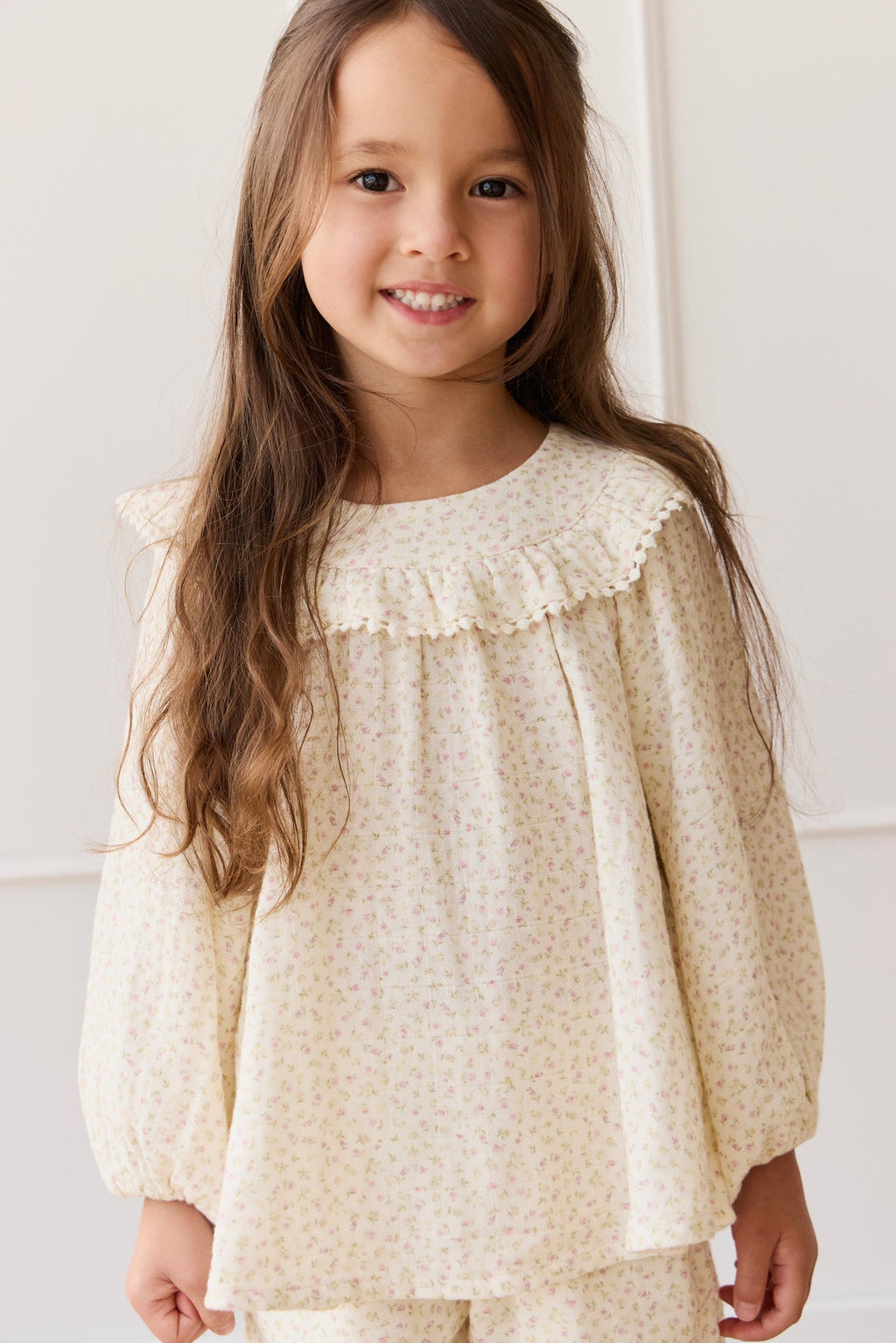Blouse en mousseline de coton bio rose romantique à imprimé floral, col volanté et poignets élastiqués pour filles