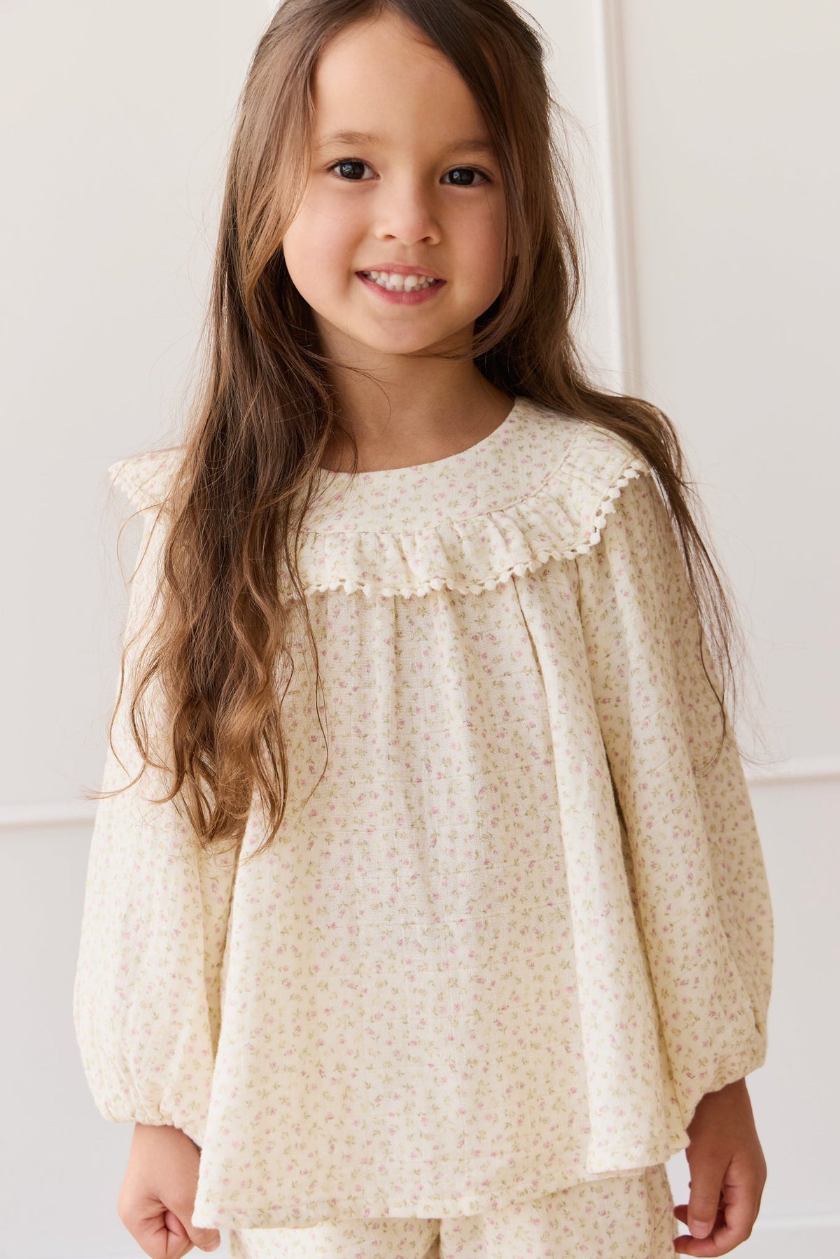 Blouse en mousseline de coton bio rose romantique à imprimé floral, col volanté et poignets élastiqués pour filles