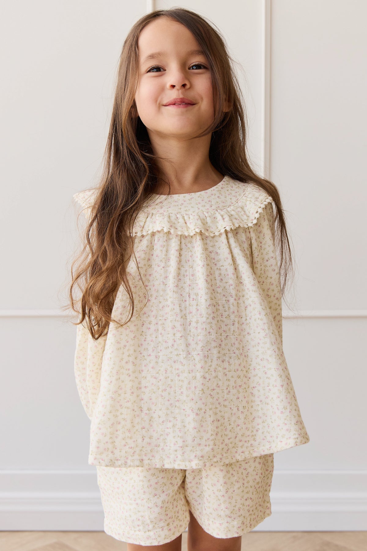 Blouse en mousseline de coton bio rose romantique à imprimé floral, col volanté et poignets élastiqués pour filles