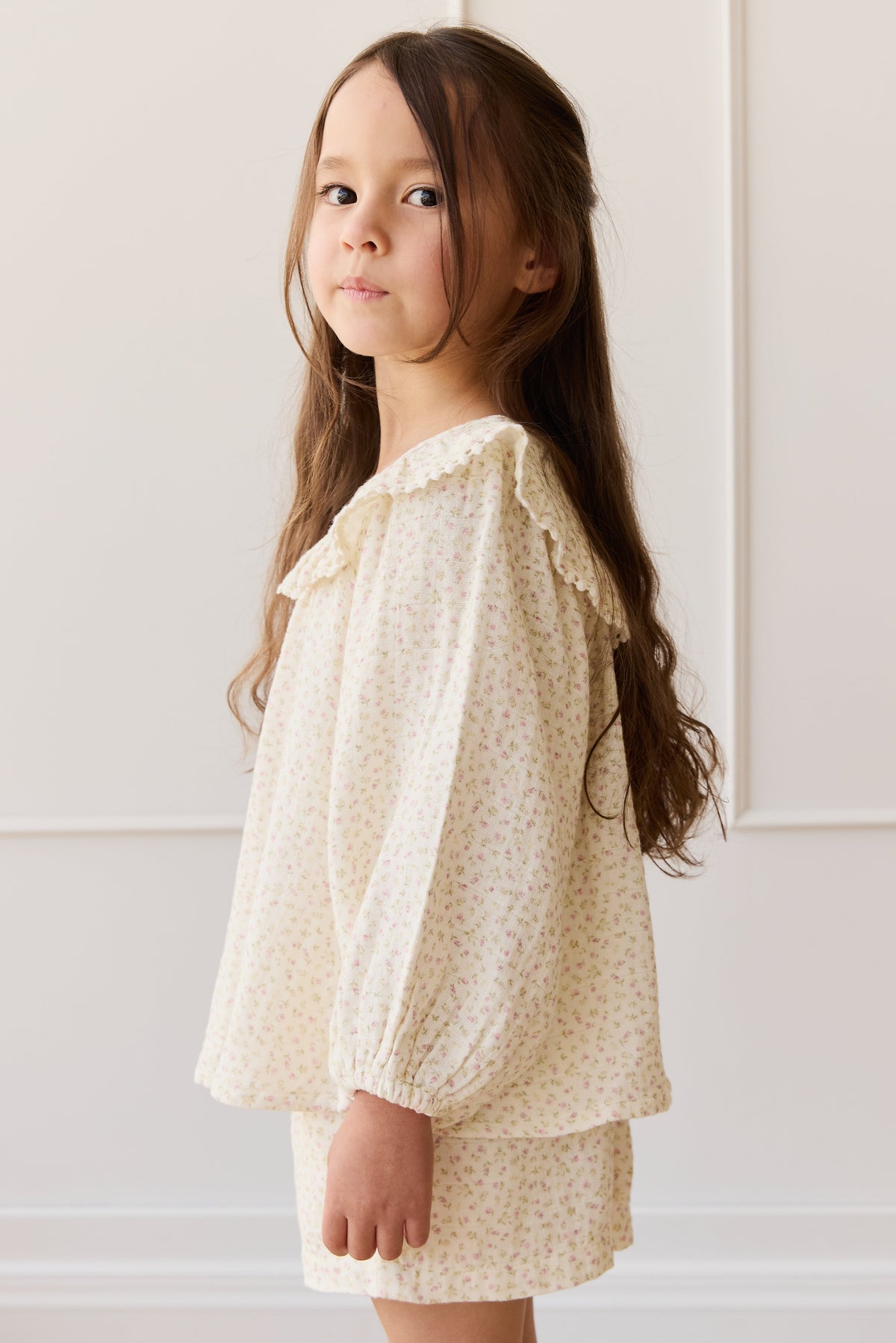 Blouse en mousseline de coton bio rose romantique à imprimé floral, col volanté et poignets élastiqués pour filles