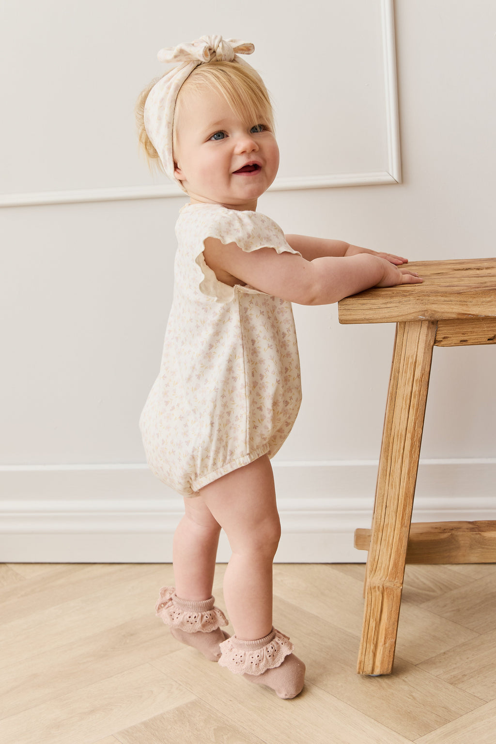Barboteuse en coton biologique imprimé floral bohème crème et mauve, coupe décontractée confortable pour bébé et tout-petit par temps chaud