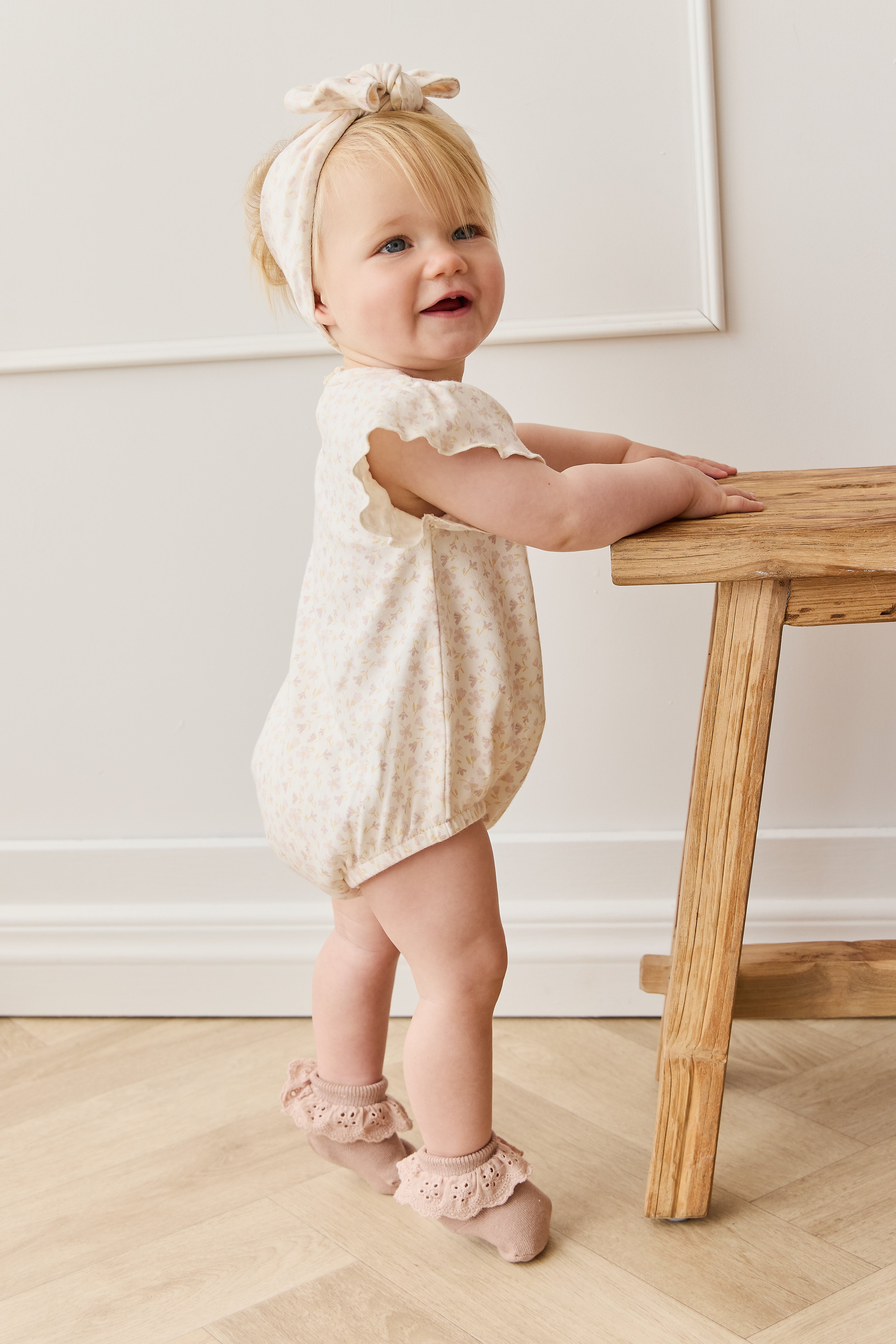 Barboteuse en coton biologique imprimé floral bohème crème et mauve, coupe décontractée confortable pour bébé et tout-petit par temps chaud