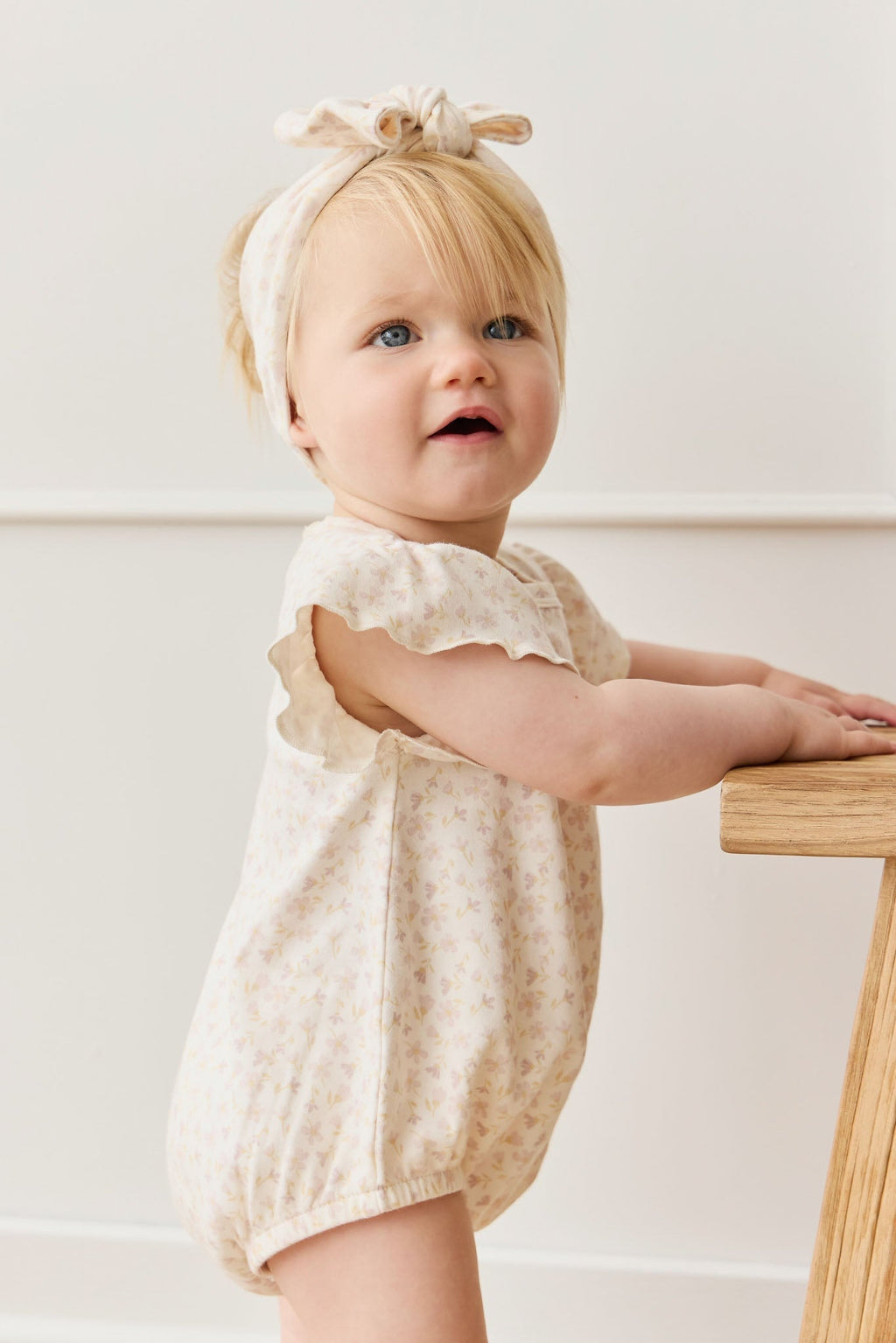 Barboteuse en coton biologique imprimé floral bohème crème et mauve, coupe décontractée confortable pour bébé et tout-petit par temps chaud