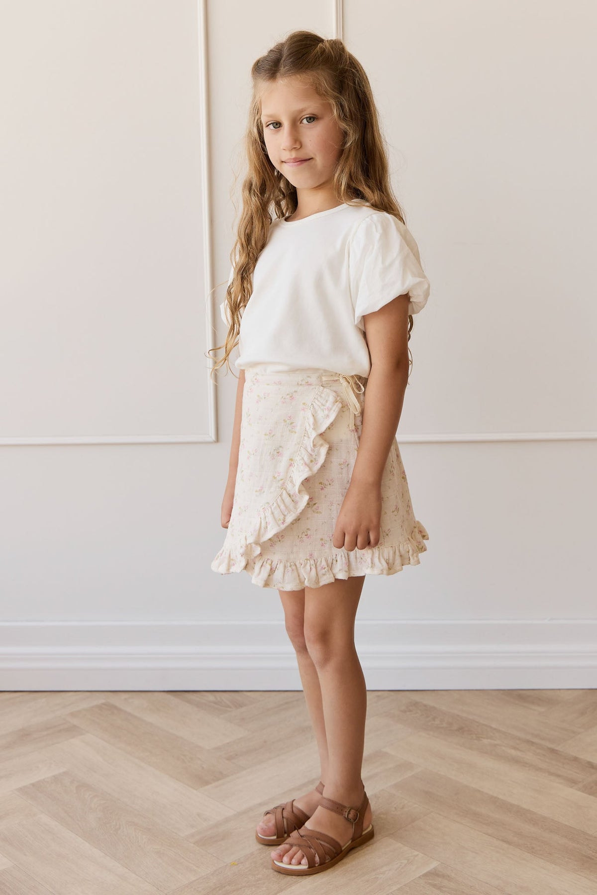 Jupe étagée en mousseline de coton bio à imprimé floral rose espiègle avec ceinture élastique et couches légères et respirantes pour filles, idéale pour les tenues décontractées par temps chaud