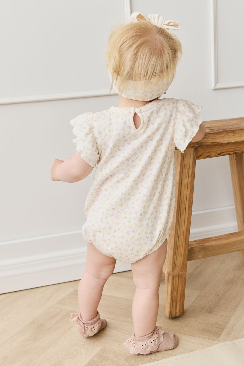 Barboteuse en coton biologique imprimé floral bohème crème et mauve, coupe décontractée confortable pour bébé et tout-petit par temps chaud
