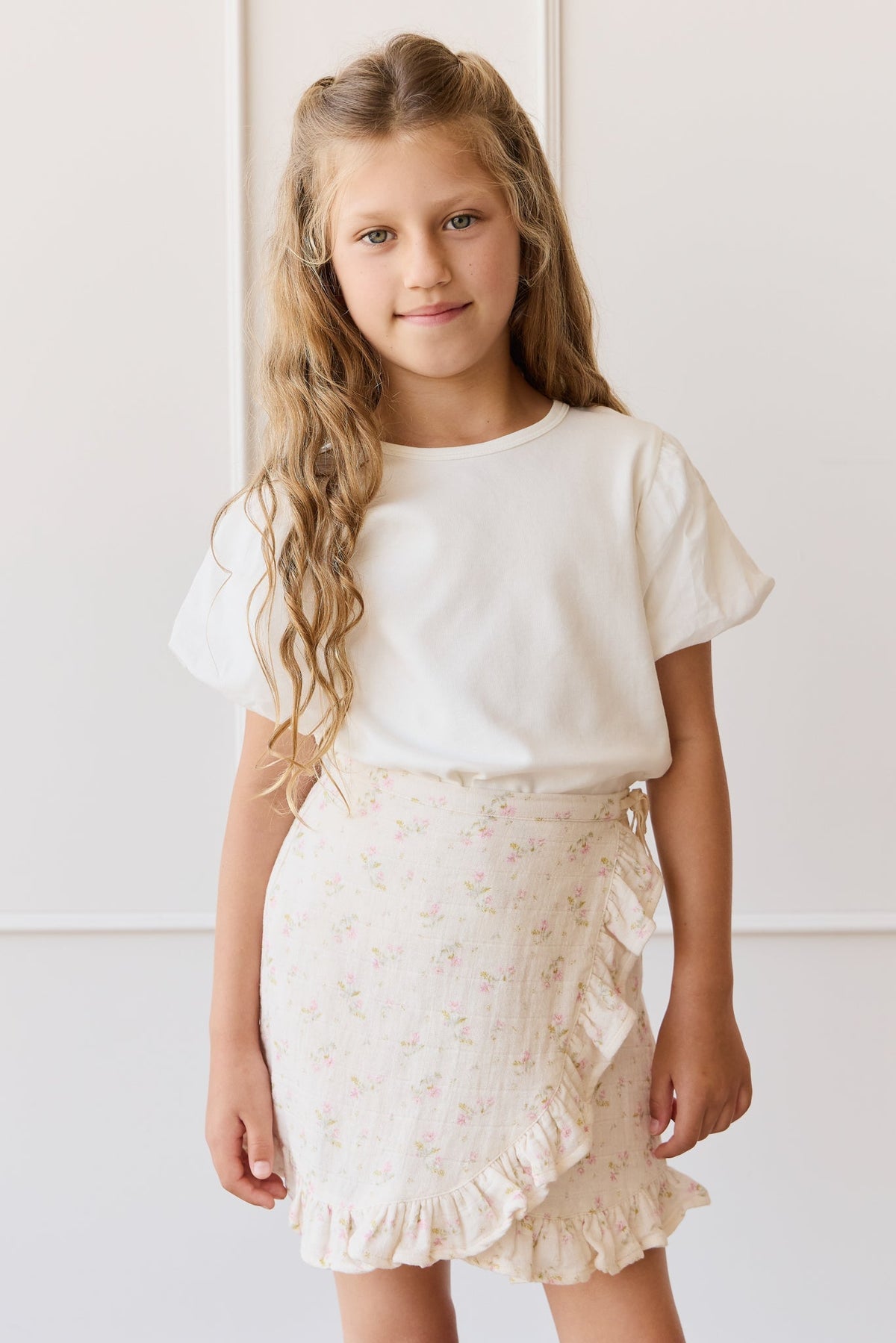 Jupe étagée en mousseline de coton bio à imprimé floral rose espiègle avec ceinture élastique et couches légères et respirantes pour filles, idéale pour les tenues décontractées par temps chaud