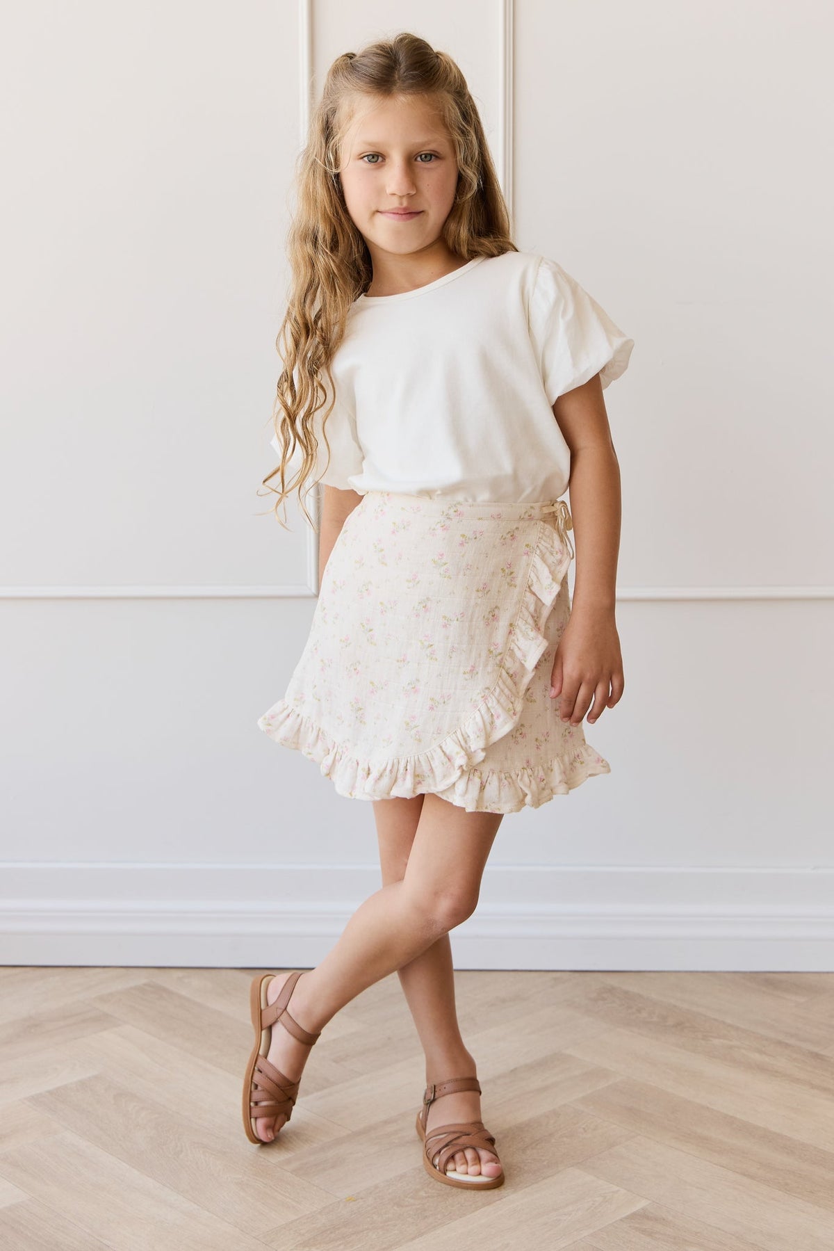 Jupe étagée en mousseline de coton bio à imprimé floral rose espiègle avec ceinture élastique et couches légères et respirantes pour filles, idéale pour les tenues décontractées par temps chaud