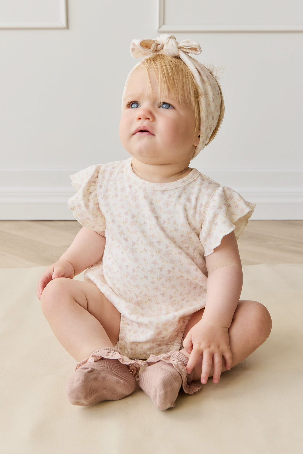 Barboteuse en coton biologique imprimé floral bohème crème et mauve, coupe décontractée confortable pour bébé et tout-petit par temps chaud