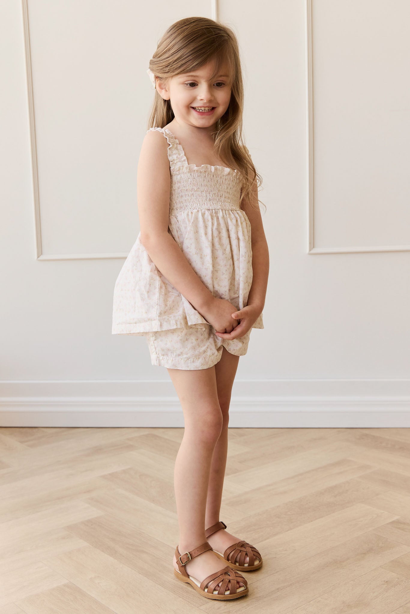 Short en coton biologique à imprimé floral rose clair et violet, ludique, avec taille élastiquée pour les filles, idéal pour les journées décontractées par temps chaud