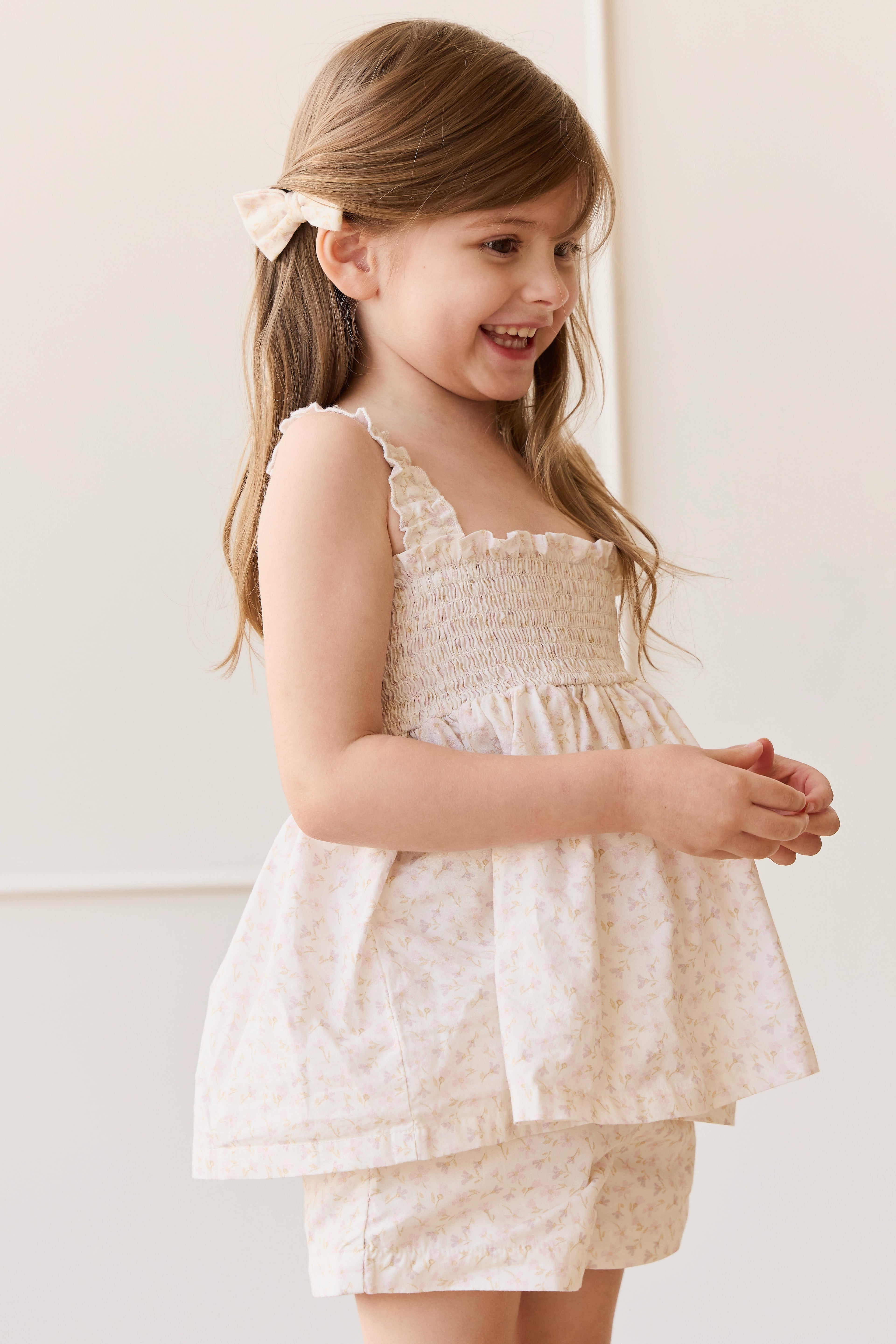 Short en coton biologique à imprimé floral rose clair et violet, ludique, avec taille élastiquée pour les filles, idéal pour les journées décontractées par temps chaud