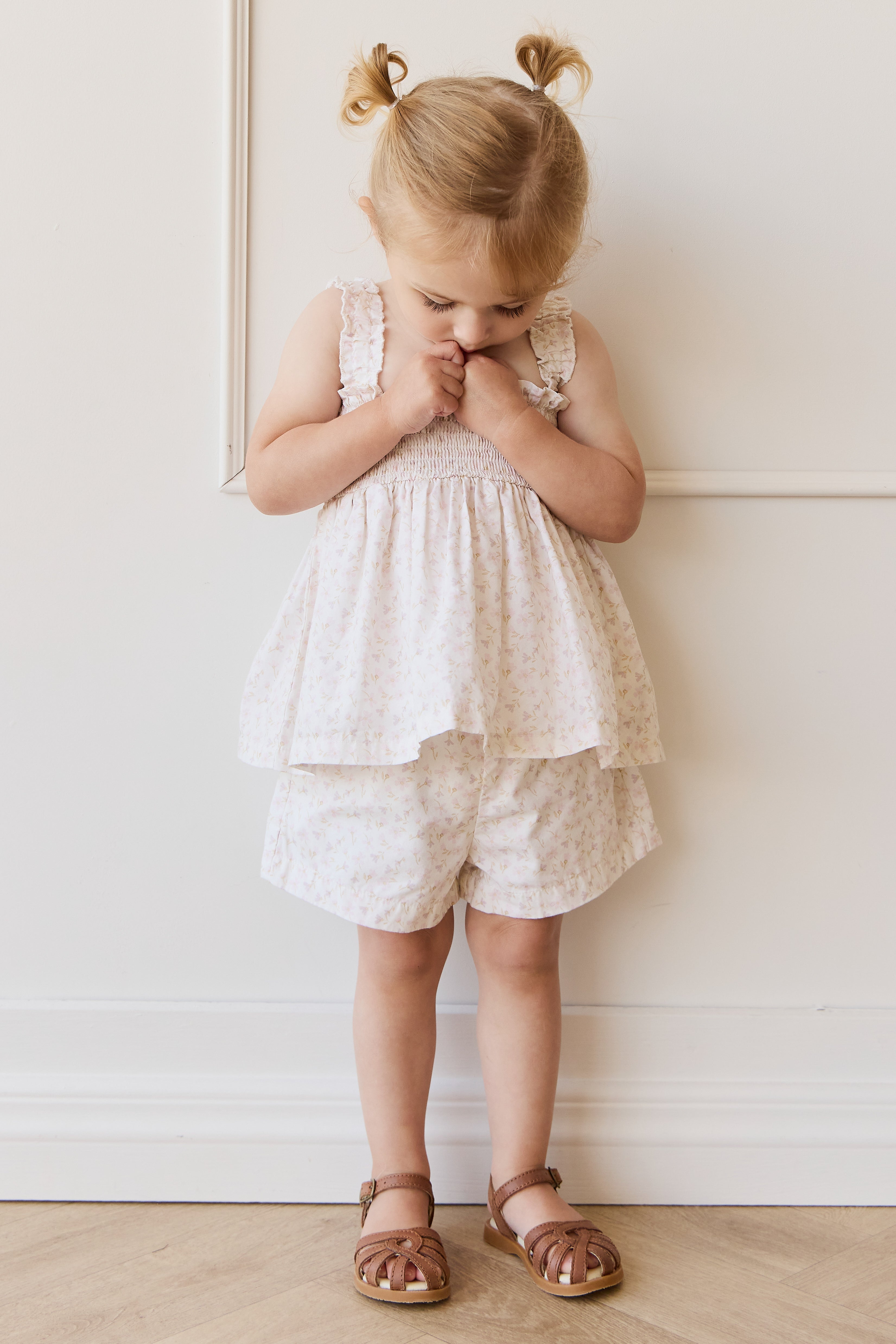 Short en coton biologique à imprimé floral rose clair et violet, ludique, avec taille élastiquée pour les filles, idéal pour les journées décontractées par temps chaud