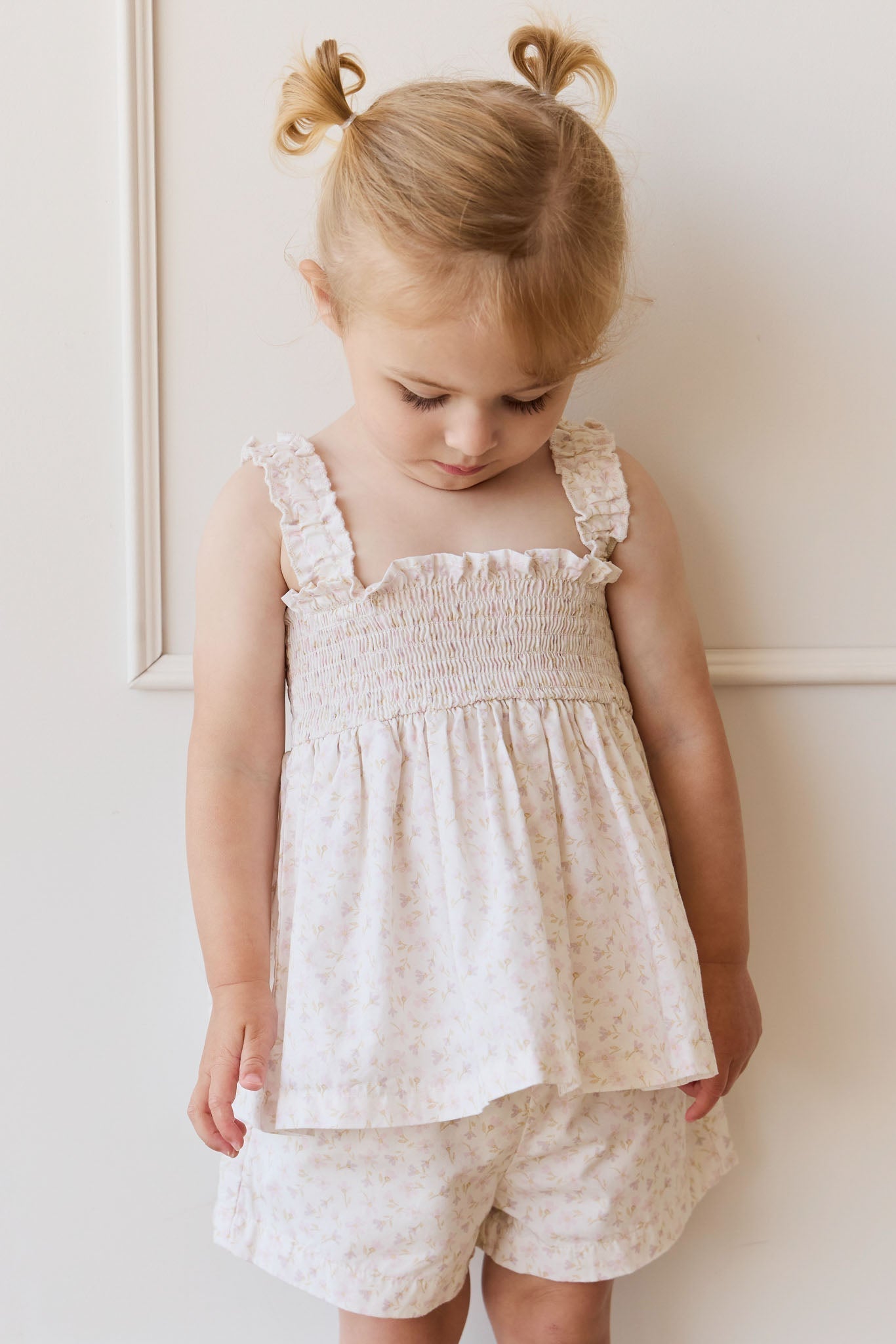 Short en coton biologique à imprimé floral rose clair et violet, ludique, avec taille élastiquée pour les filles, idéal pour les journées décontractées par temps chaud