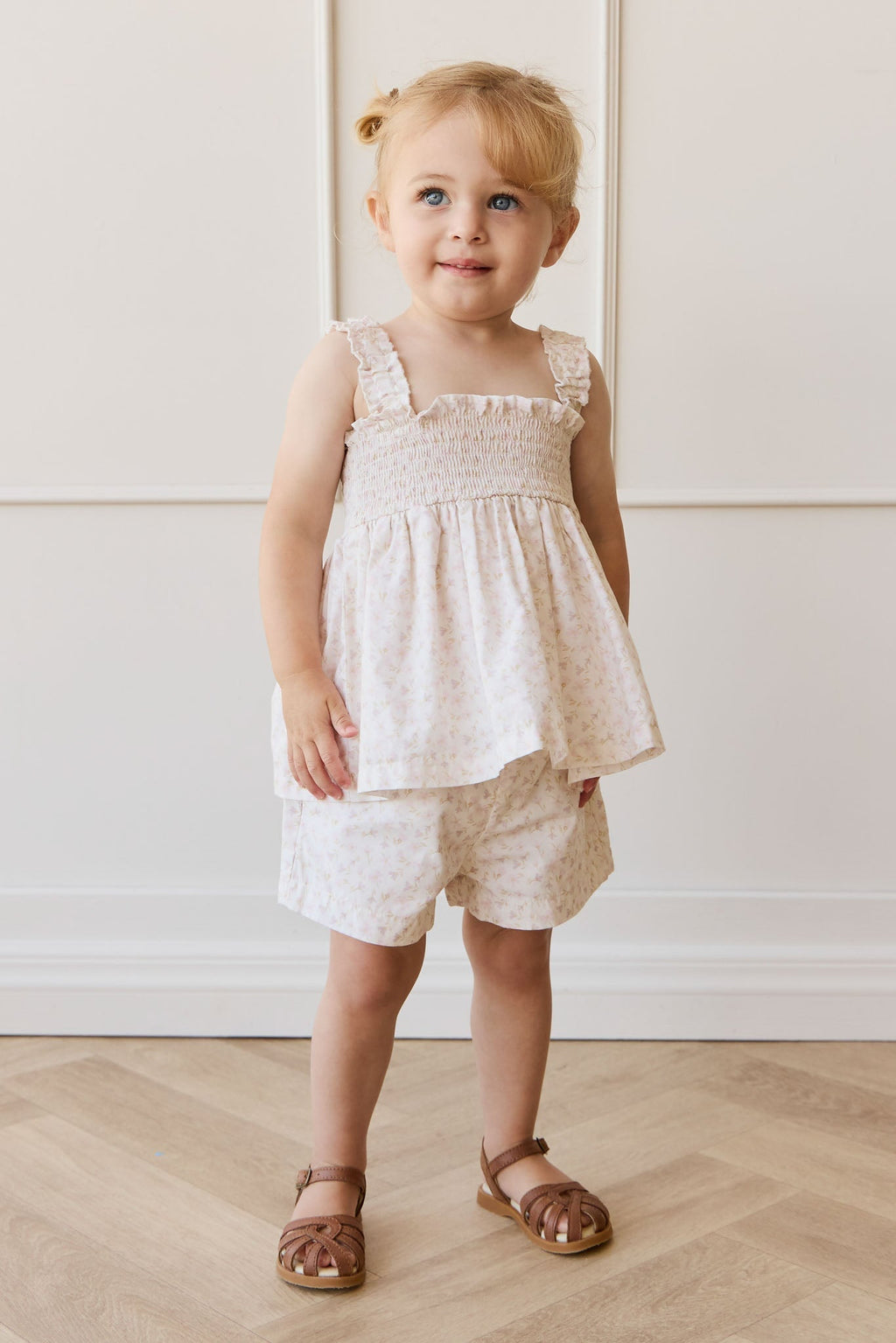 Short en coton biologique à imprimé floral rose clair et violet, ludique, avec taille élastiquée pour les filles, idéal pour les journées décontractées par temps chaud