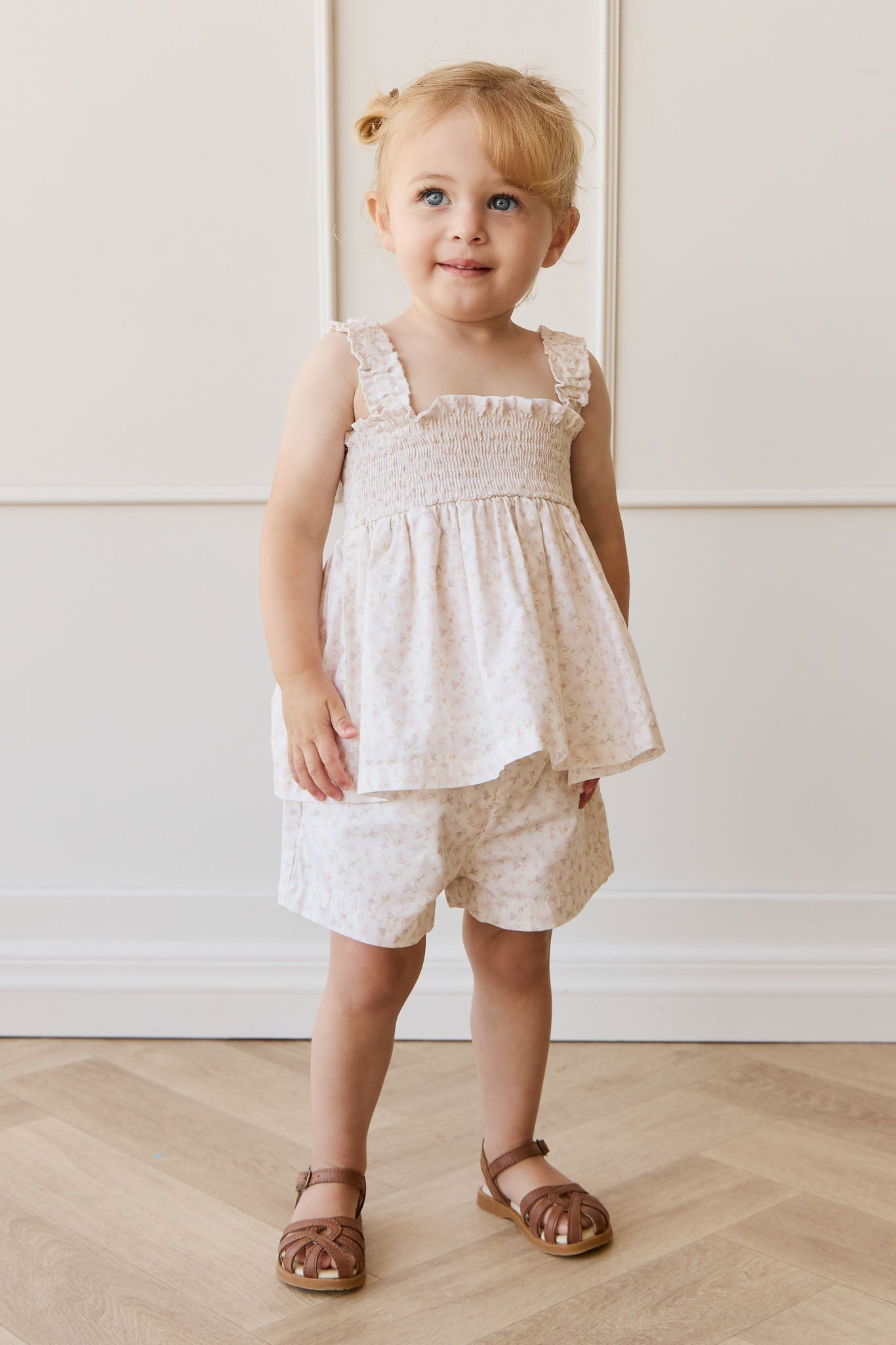 Short en coton biologique à imprimé floral rose clair et violet, ludique, avec taille élastiquée pour les filles, idéal pour les journées décontractées par temps chaud