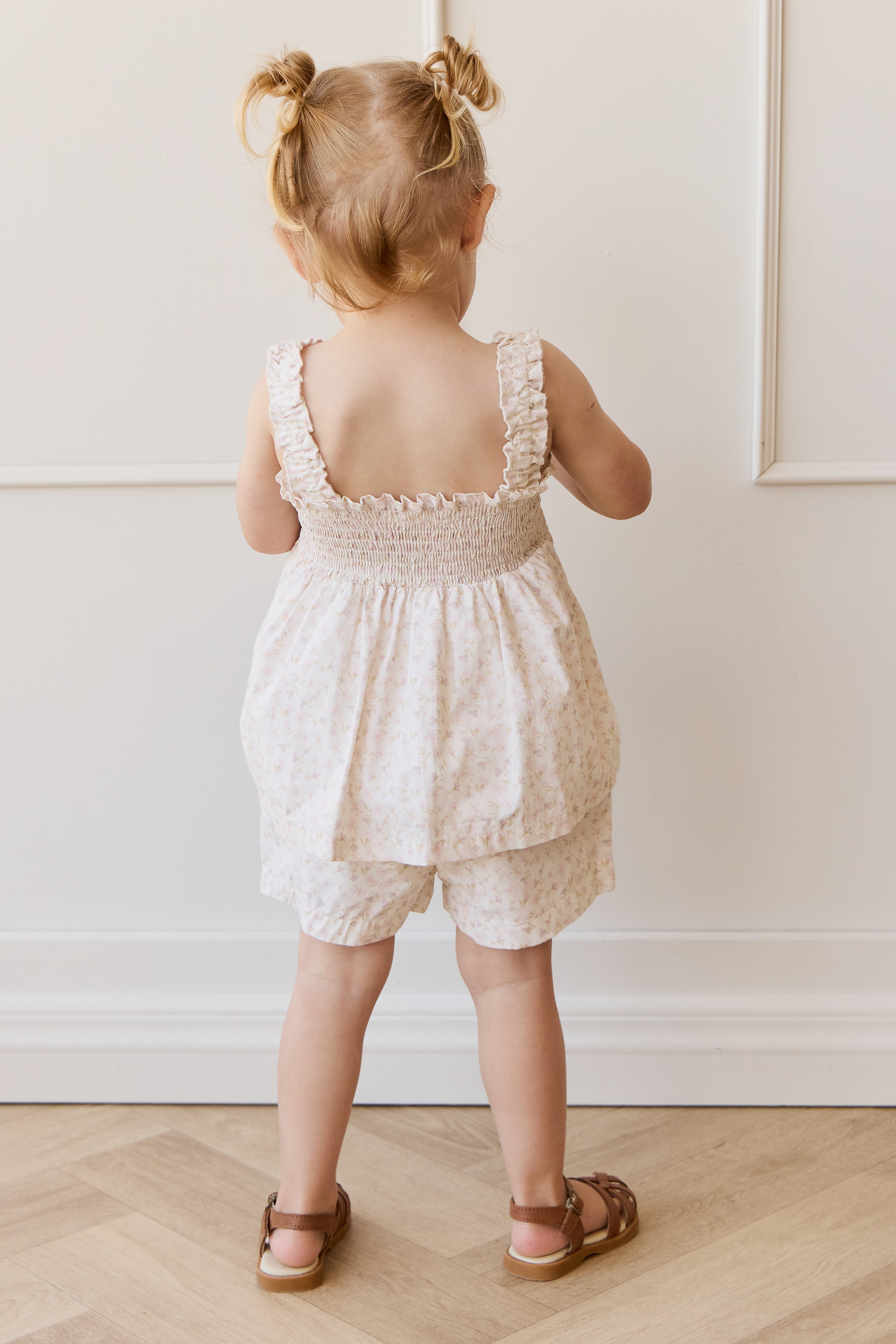 Short en coton biologique à imprimé floral rose clair et violet, ludique, avec taille élastiquée pour les filles, idéal pour les journées décontractées par temps chaud
