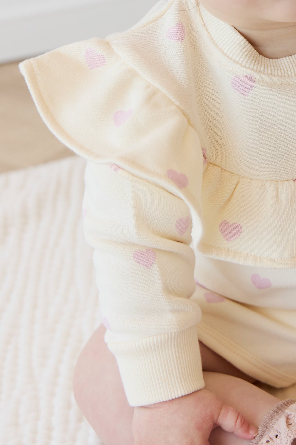 Sweatshirt en coton stretch imprimé cœurs rose crème romantique avec coupe douce et décontractée pour filles, idéal pour un usage quotidien décontracté