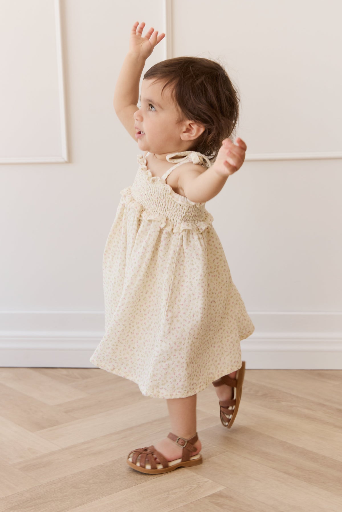 Robe en mousseline de coton bio à imprimé floral rose romantique avec tissu léger et respirant pour occasions spéciales fille