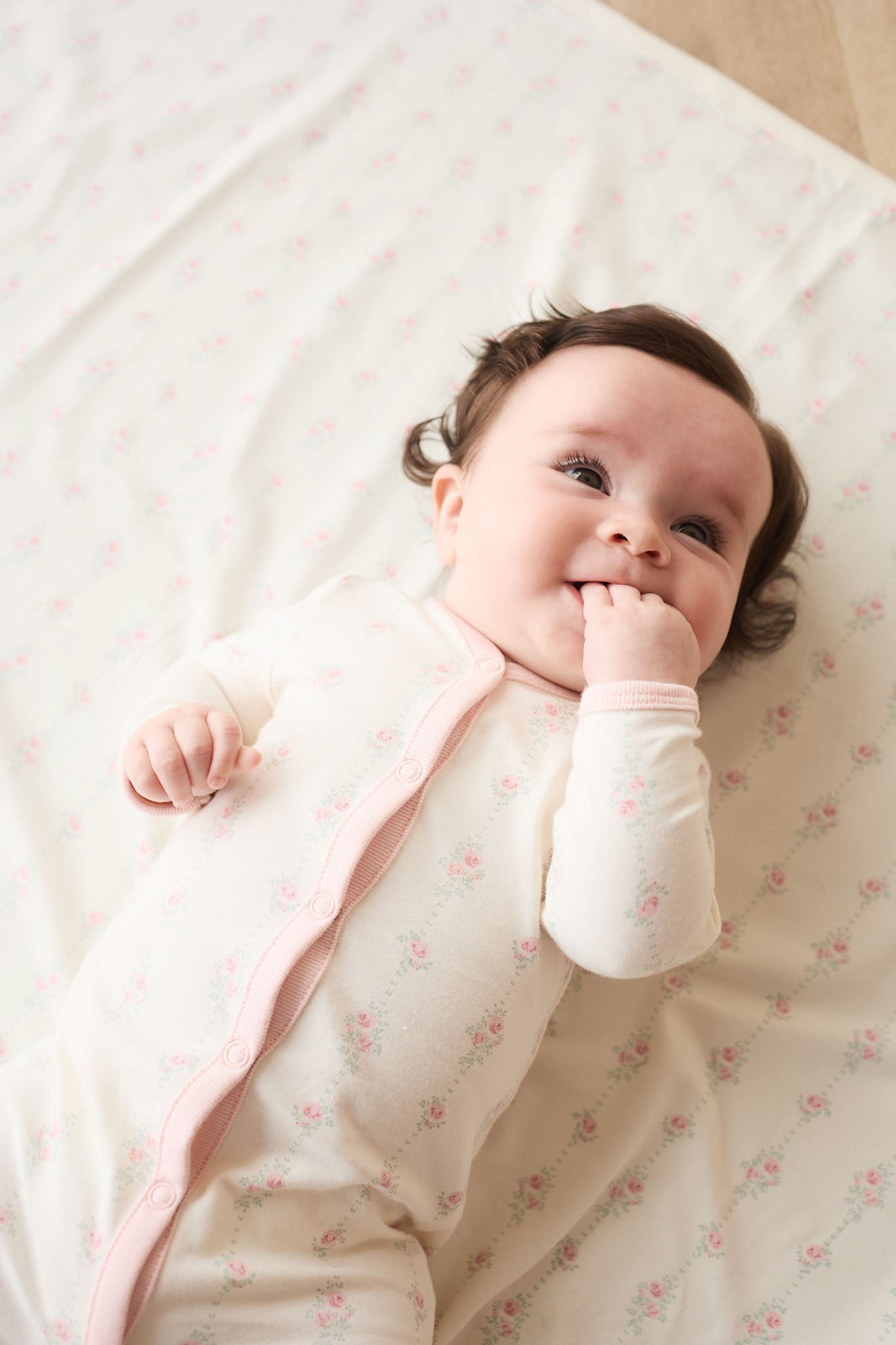 Grenouillère Pyjama une pièce en Coton Extensible Imprimé Roses Blanches et Roses avec Bordure Rose et Tissu Doux Extensible pour Bébés et Tout-petits