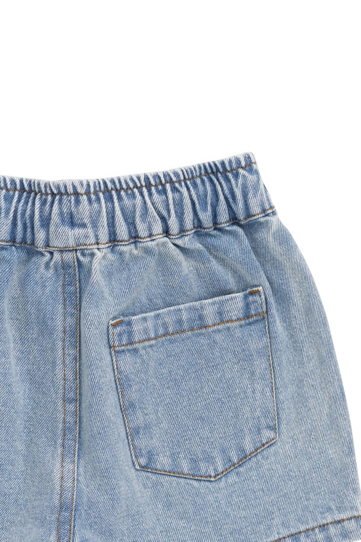 Short en jean décontracté bleu clair en coton uni avec taille élastique et surpiqûres contrastantes pour les sorties d'été des enfants
