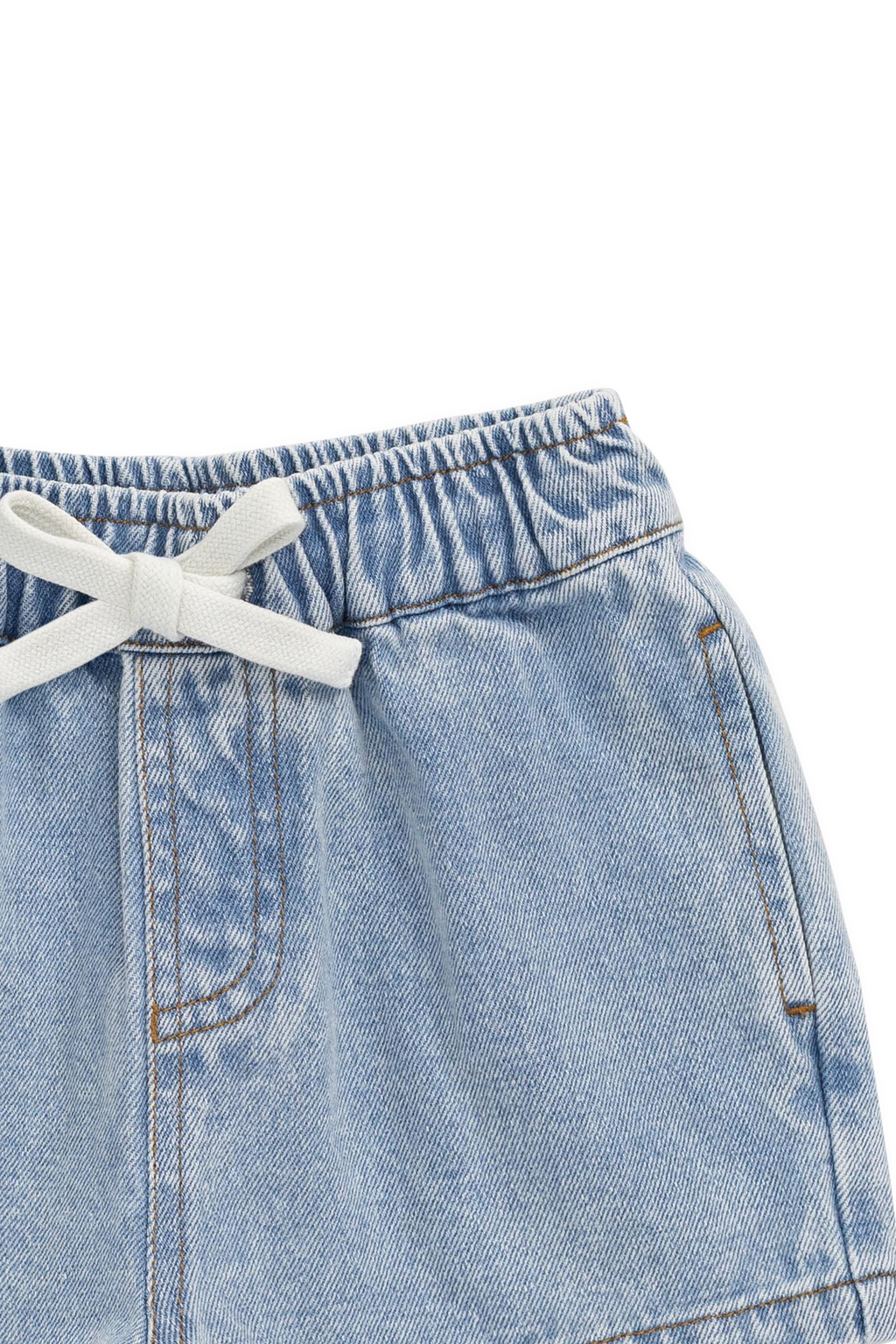 Short en jean décontracté bleu clair en coton uni avec taille élastique et surpiqûres contrastantes pour les sorties d'été des enfants