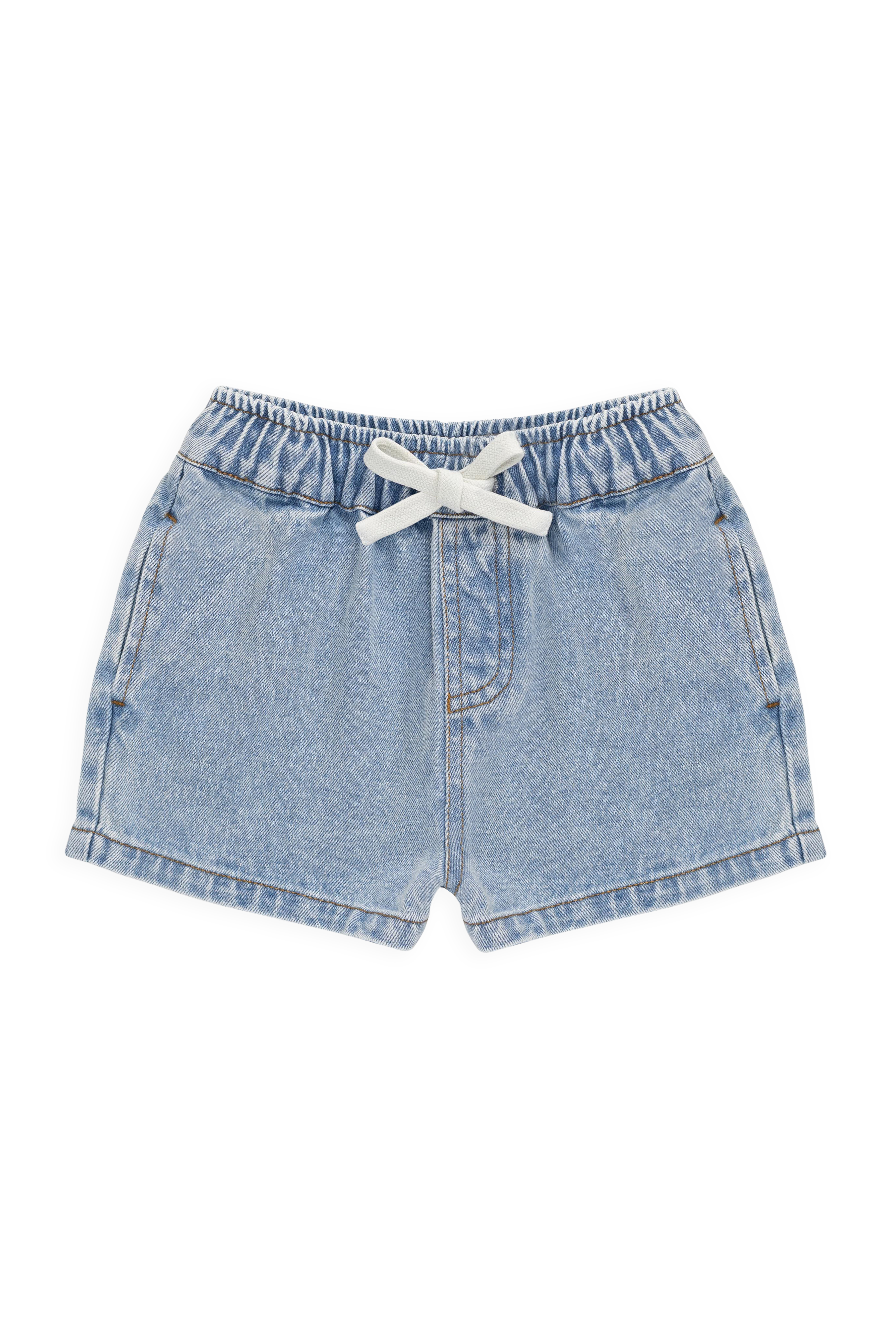 Short en jean décontracté bleu clair en coton uni avec taille élastique et surpiqûres contrastantes pour les sorties d'été des enfants