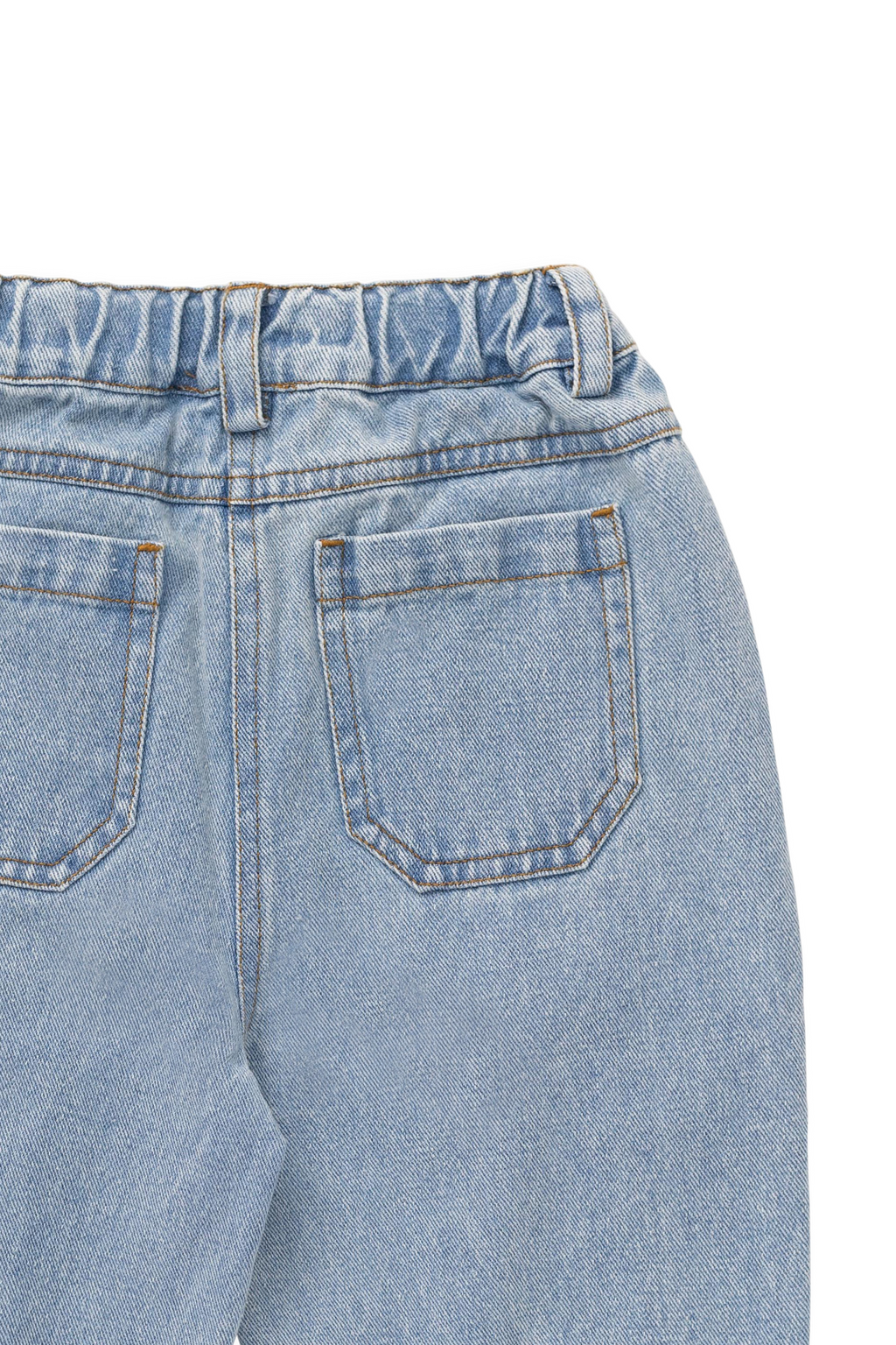 Pantalon en jean de coton bleu clair décontracté, coupe droite, avec plis sur le devant et taille élastiquée à l'arrière pour les sorties décontractées des enfants