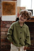 Classique = Veste en tricot de coton uni vert avec boutonnage sur le devant, poches plaquées et ourlet côtelé pour enfants
