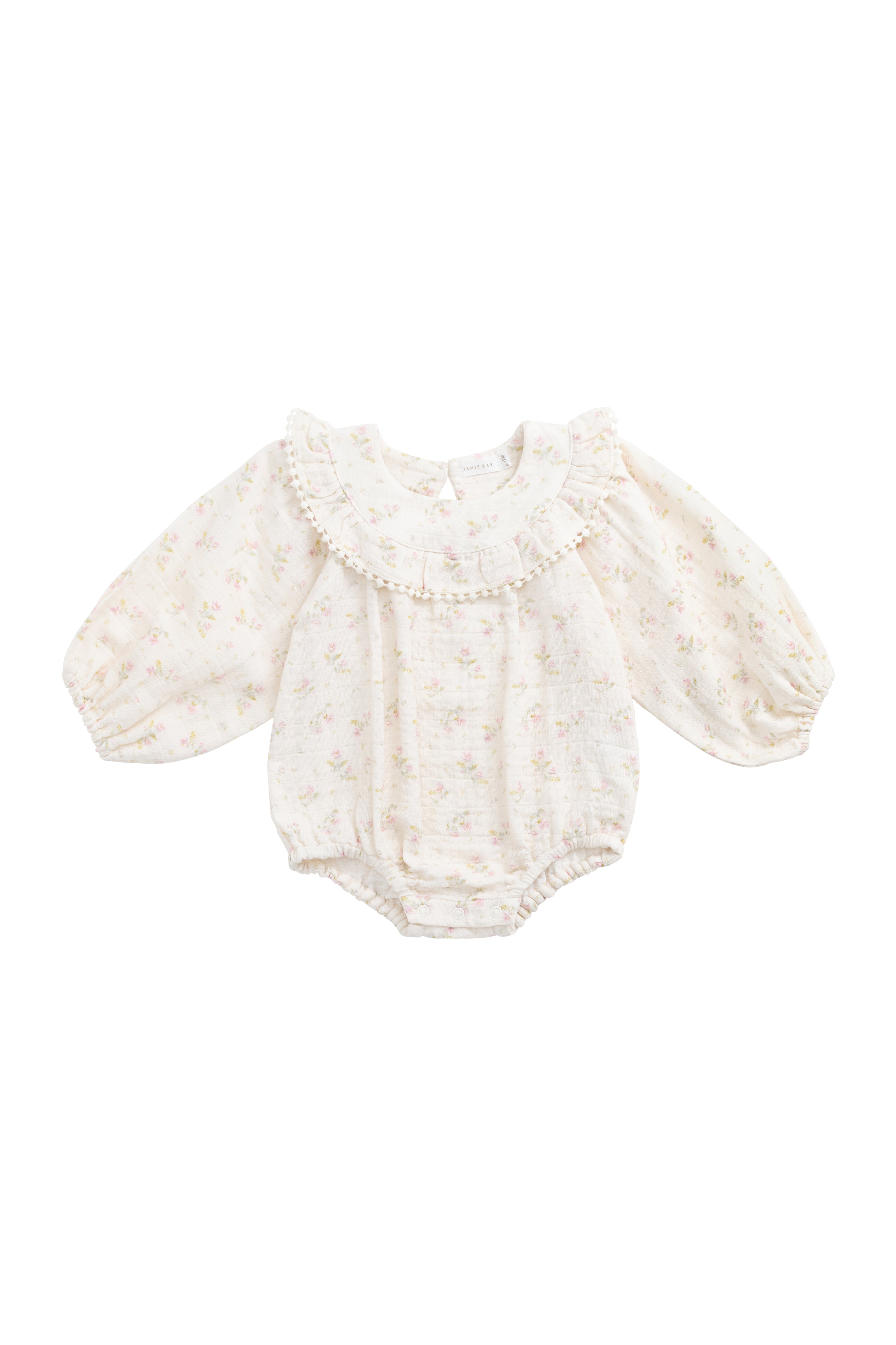 Barboteuse bébé en mousseline de coton bio à imprimé floral bohème crème, rose et vert, avec corsage froncé et ouvertures de jambes élastiquées pour temps chaud