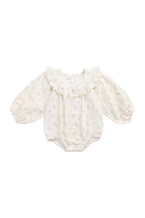 Barboteuse bébé en mousseline de coton bio à imprimé floral bohème crème, rose et vert, avec corsage froncé et ouvertures de jambes élastiquées pour temps chaud