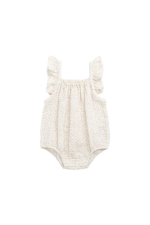 Barboteuse bébé en mousseline de coton biologique imprimé floral rose bohème, coupe décontractée, tissu respirant, idéale pour les jeux par temps chaud.