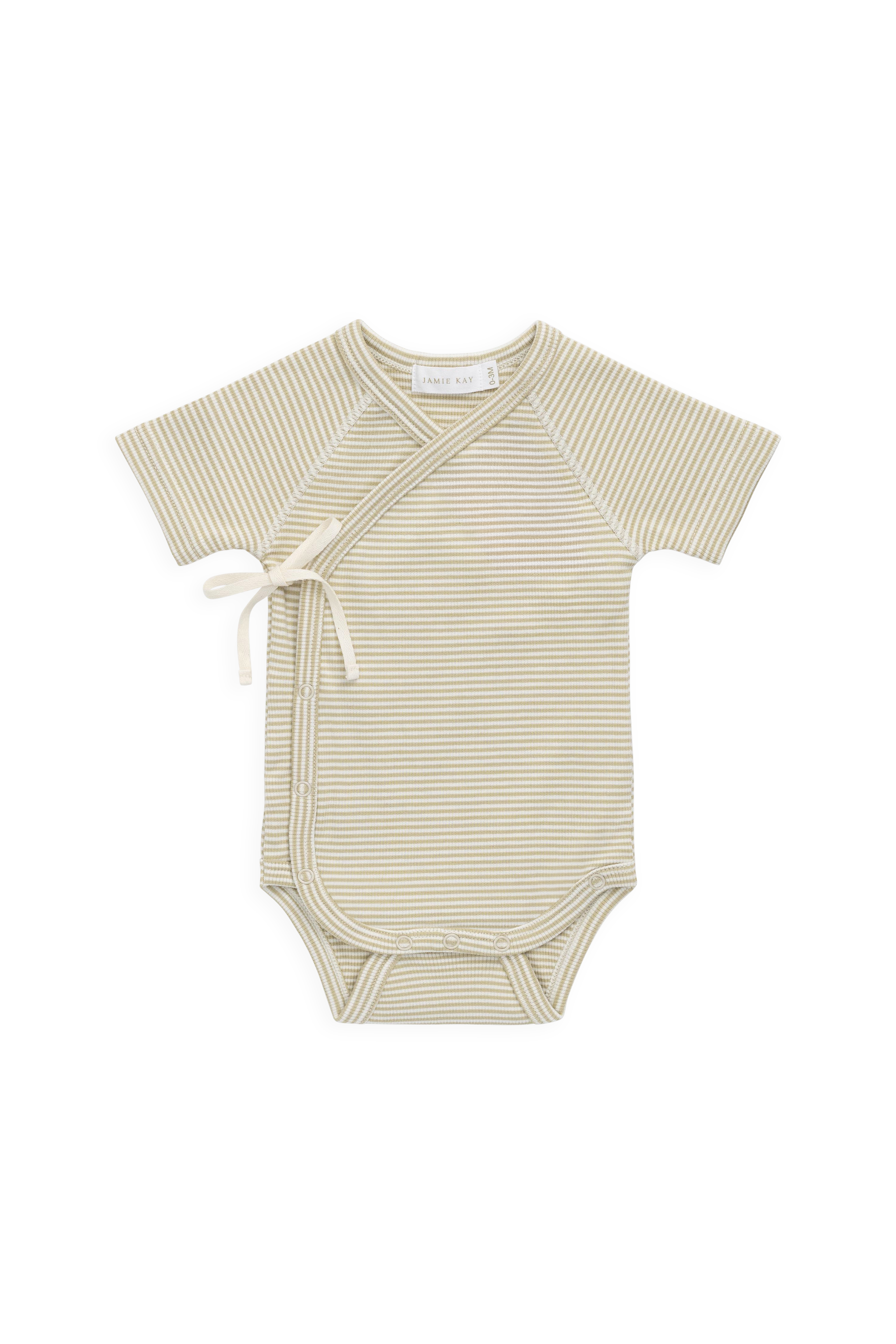 Combinaison courte bébé en coton côtelé fin à rayures crème et marron, avec ouverture cache-cœur et liens sur le côté pour le confort quotidien