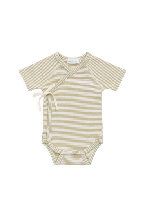 Combinaison courte bébé en coton côtelé fin à rayures crème et marron, avec ouverture cache-cœur et liens sur le côté pour le confort quotidien
