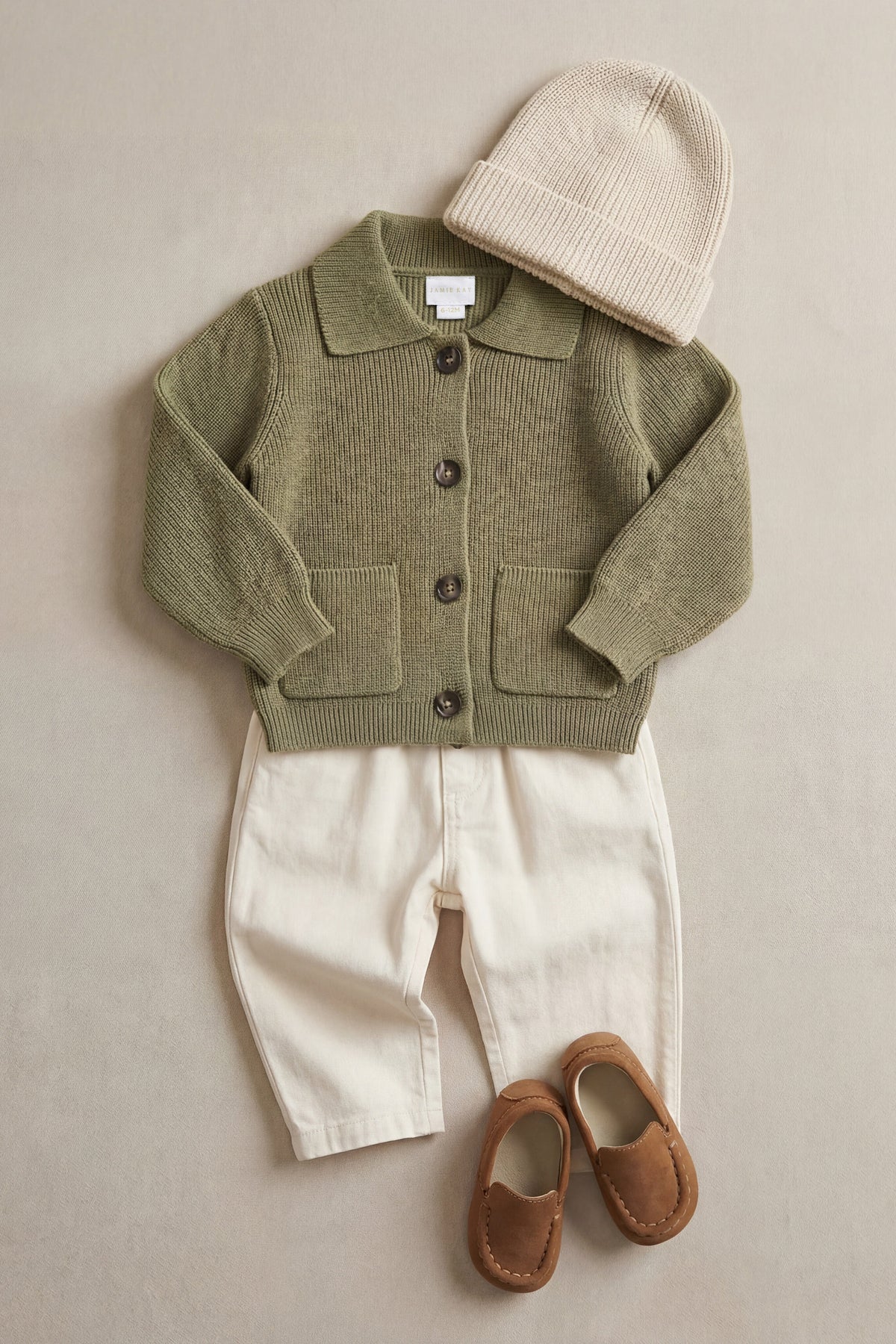 Classique = Veste en tricot de coton uni vert avec boutonnage sur le devant, poches plaquées et ourlet côtelé pour enfants