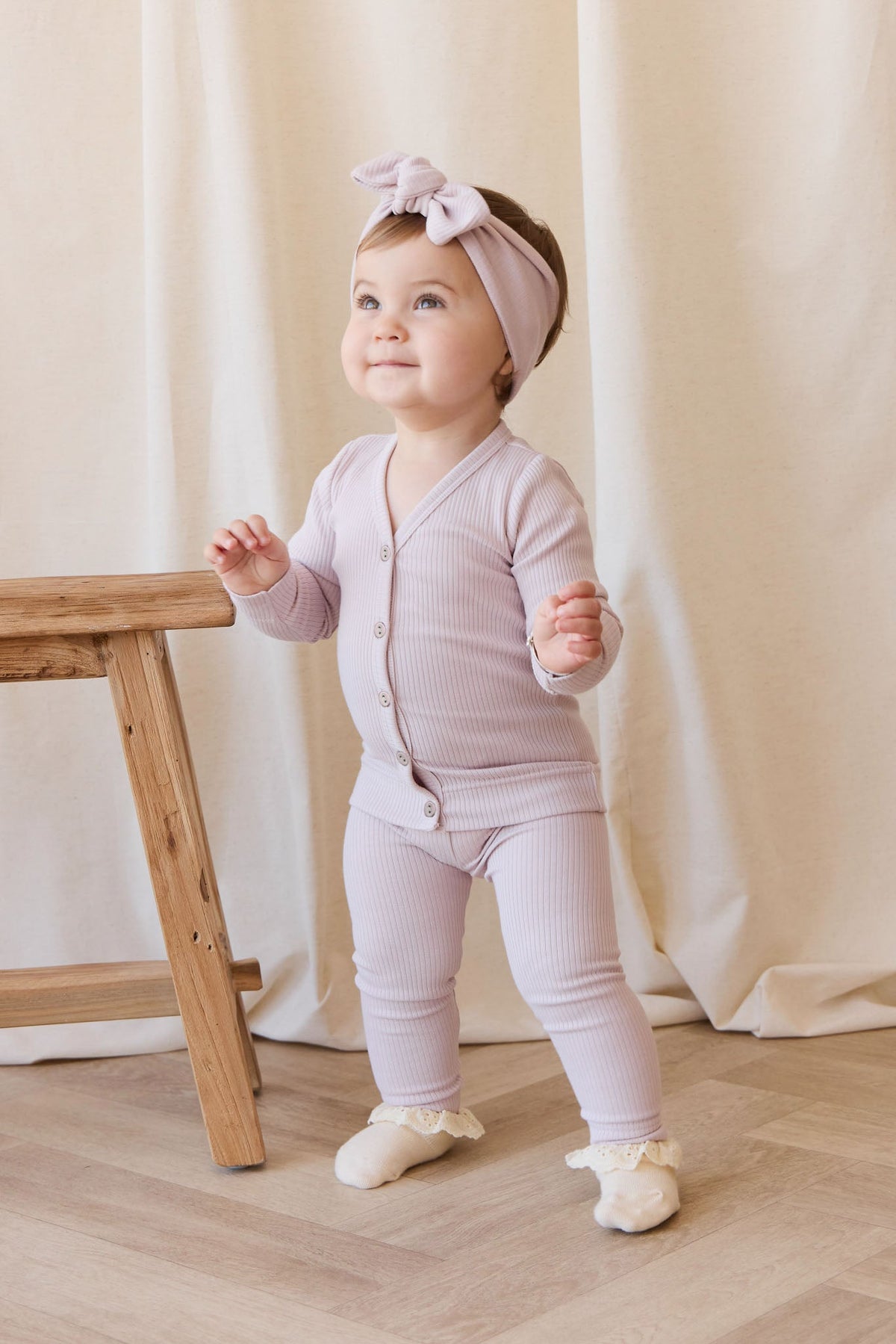 Cardigan enfant en modal et coton uni, teinte violette douce, légèrement extensible et confortable, pour porter au quotidien.