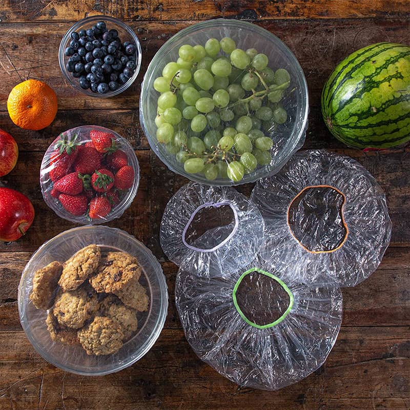 Lot of 100 disposable stretch films for bowls and plates, elastic lids for containers, alternative to cling film for storing leftovers, fruits, vegetables and food in the kitchen