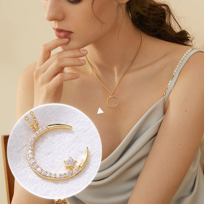 Collier étincelant avec pendentif étoile et lune en réduction