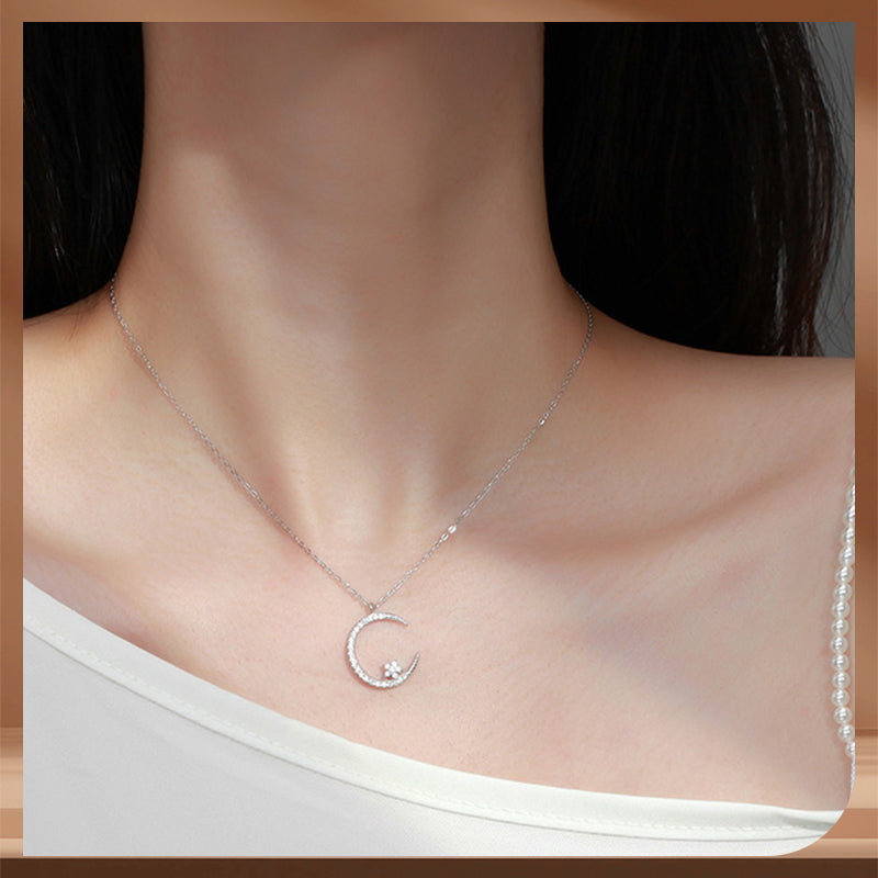 Collier étincelant avec pendentif étoile et lune en réduction