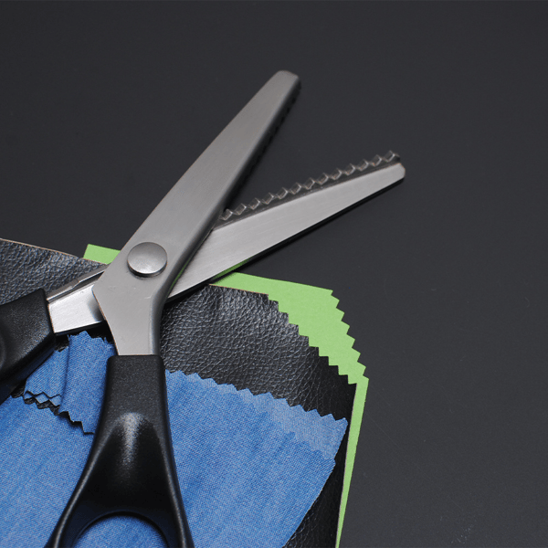 Ciseaux cranteurs en acier inoxydable à poignée ergonomique, anti-effilochage pour tissu, papier et cuir.